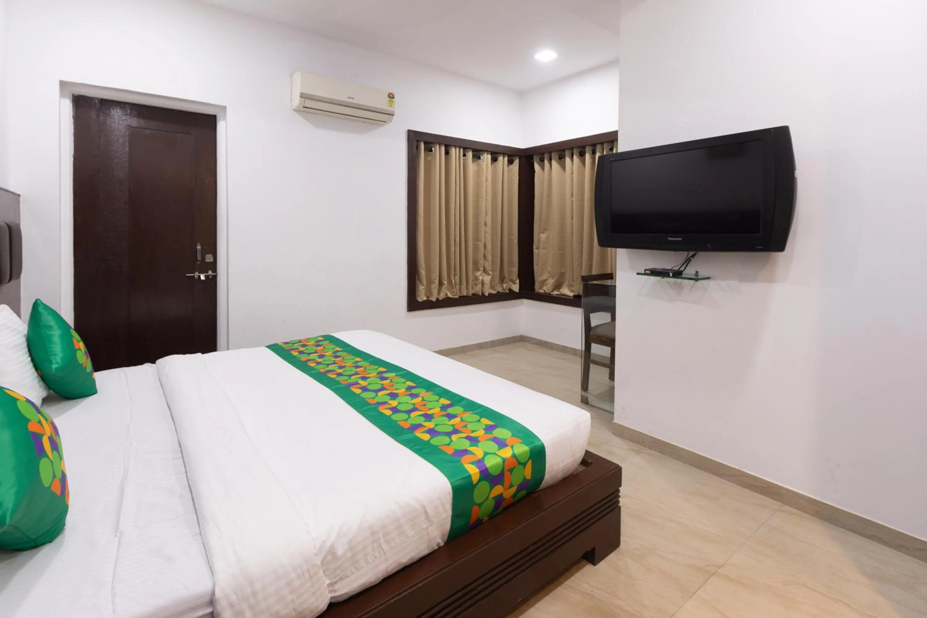 Bedroom, Bed in Treebo Shembekars Inn