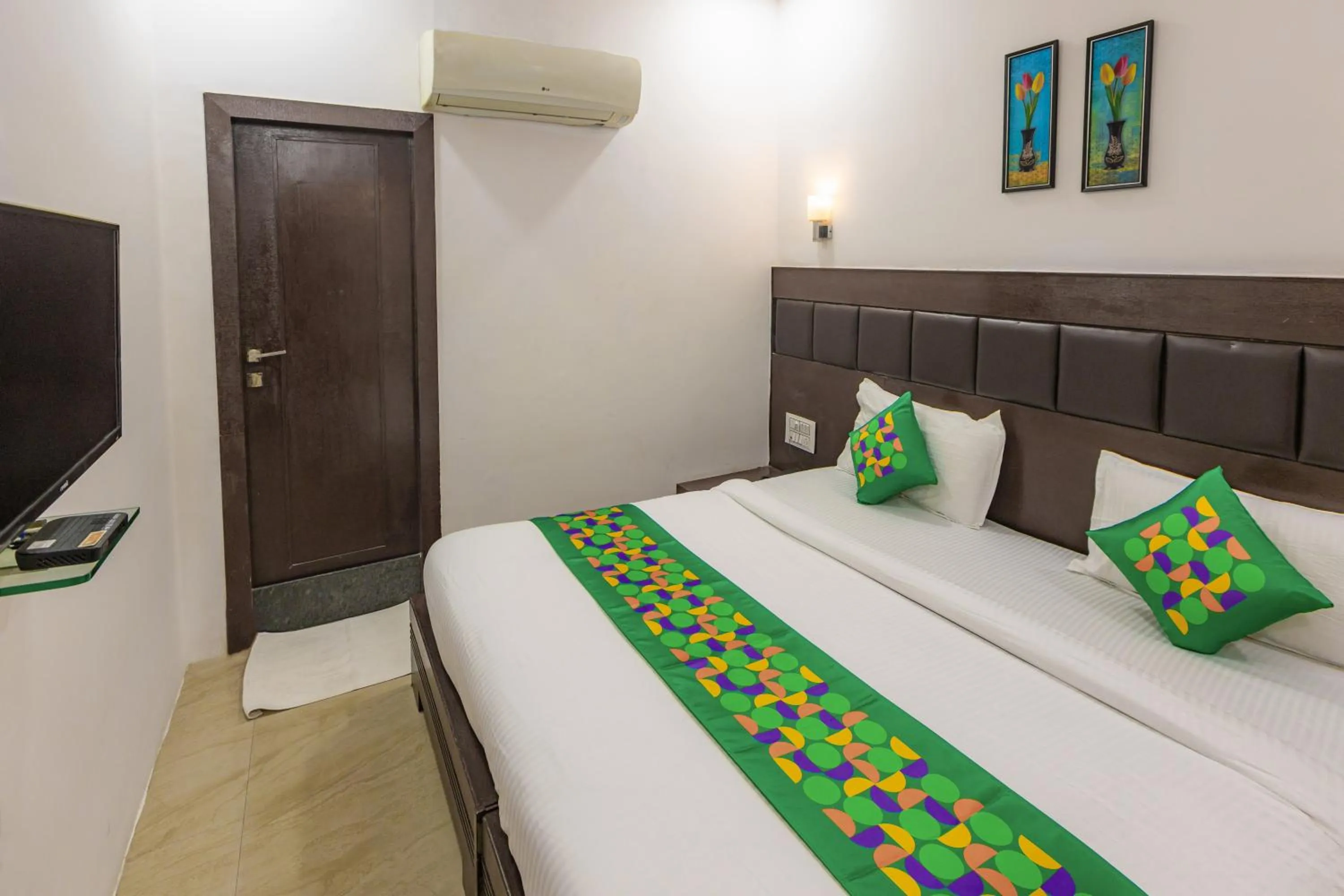 Bedroom, Bed in Treebo Shembekars Inn