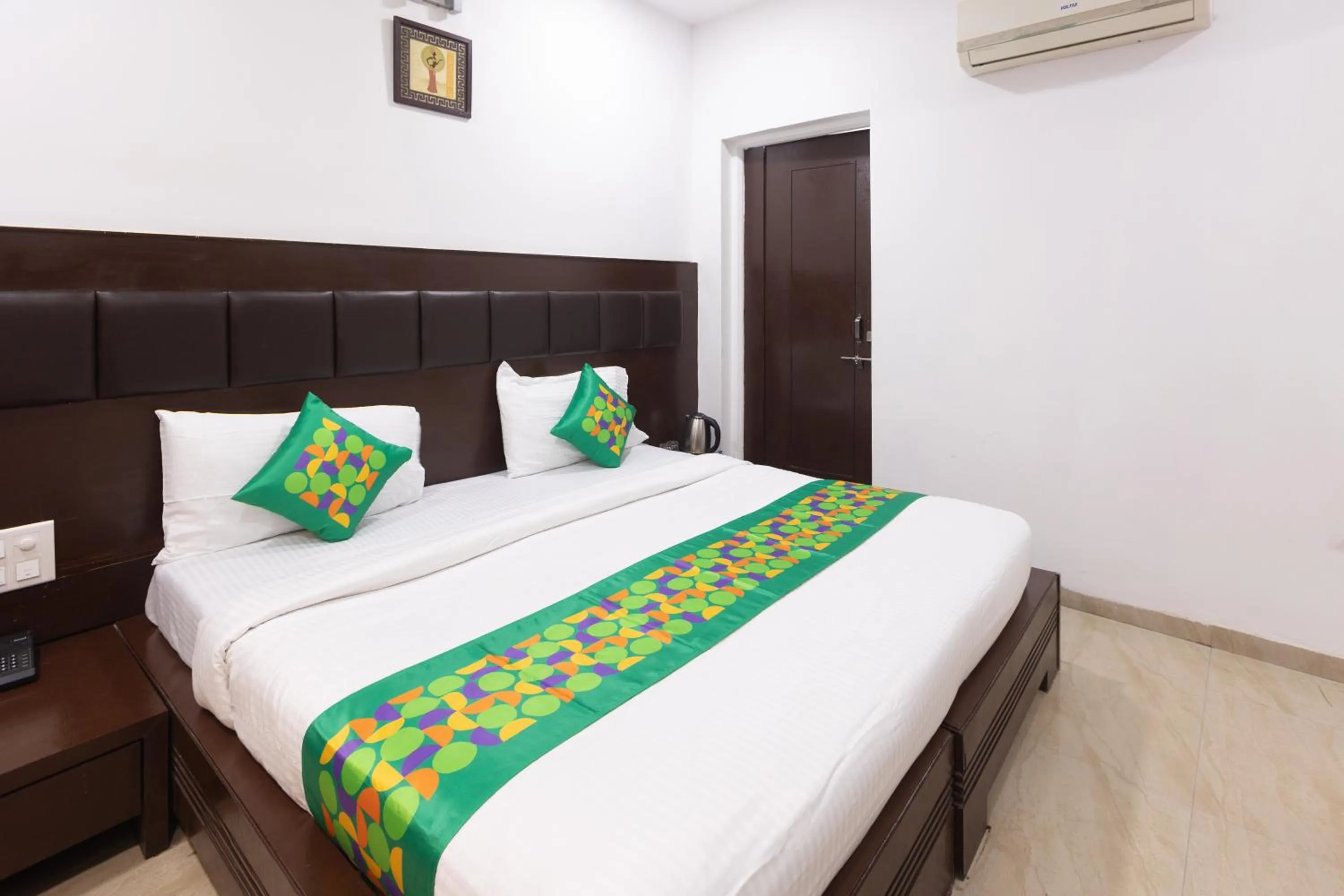 Bedroom, Bed in Treebo Shembekars Inn