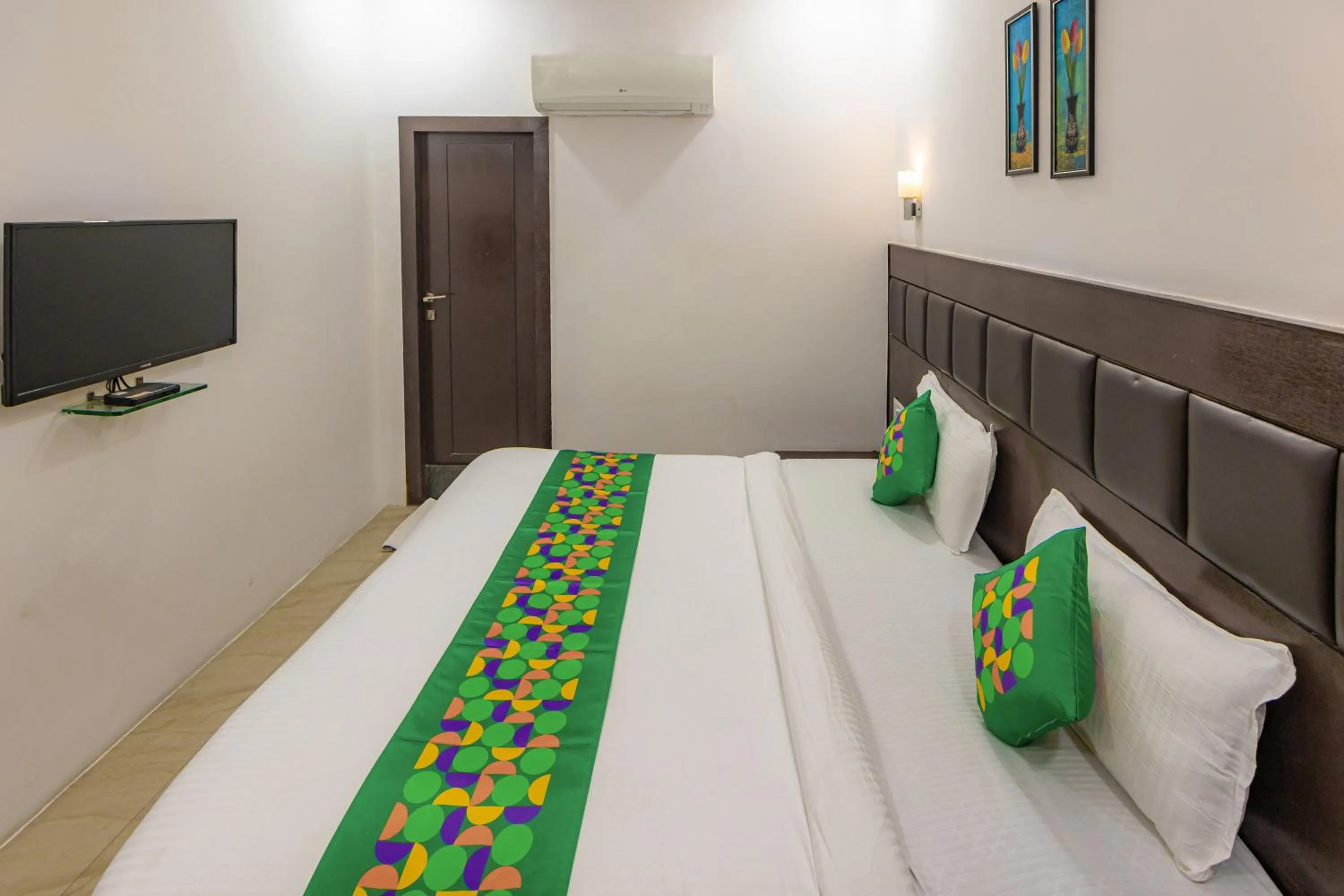 Bedroom, Bed in Treebo Shembekars Inn