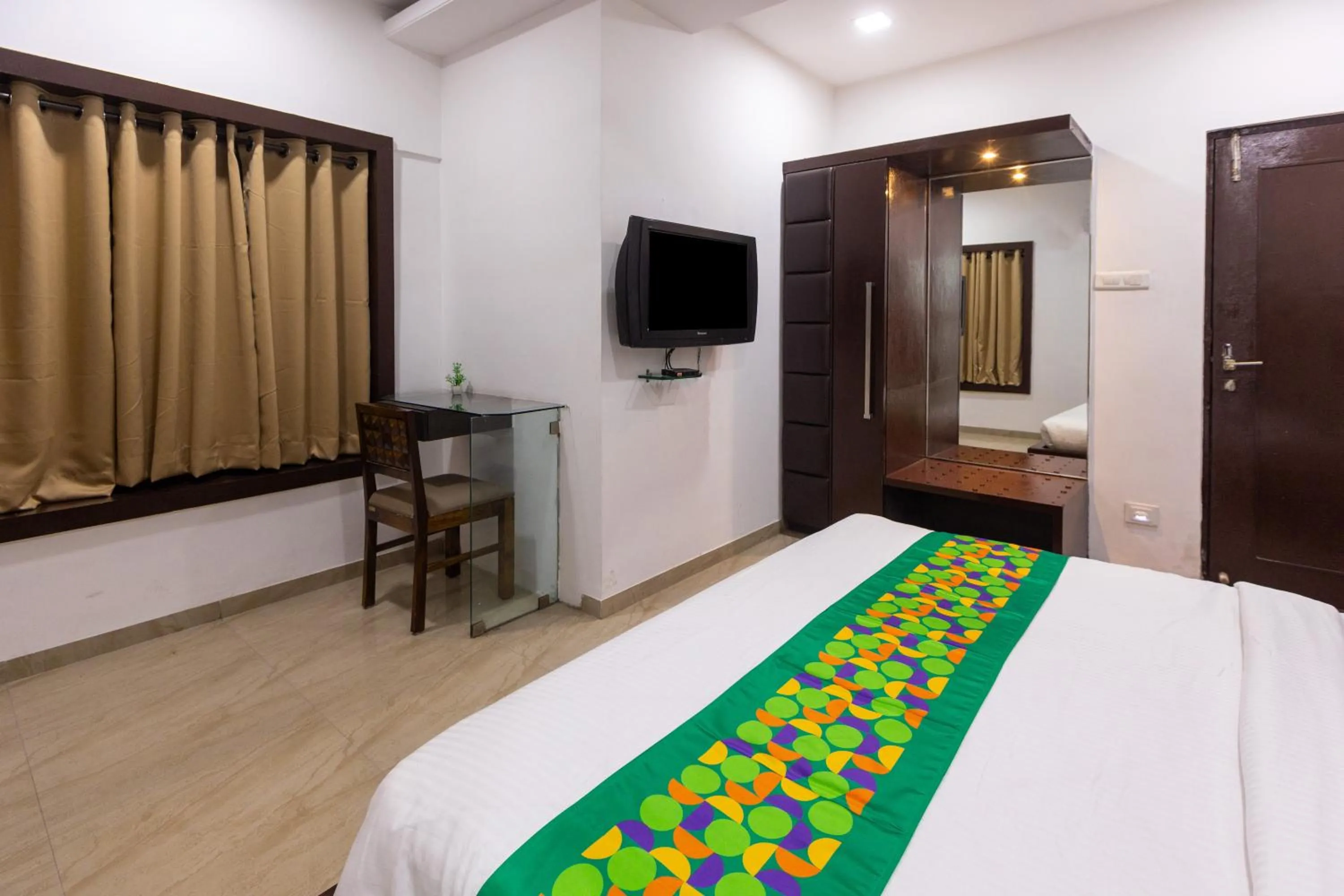 Bedroom, Bed in Treebo Shembekars Inn