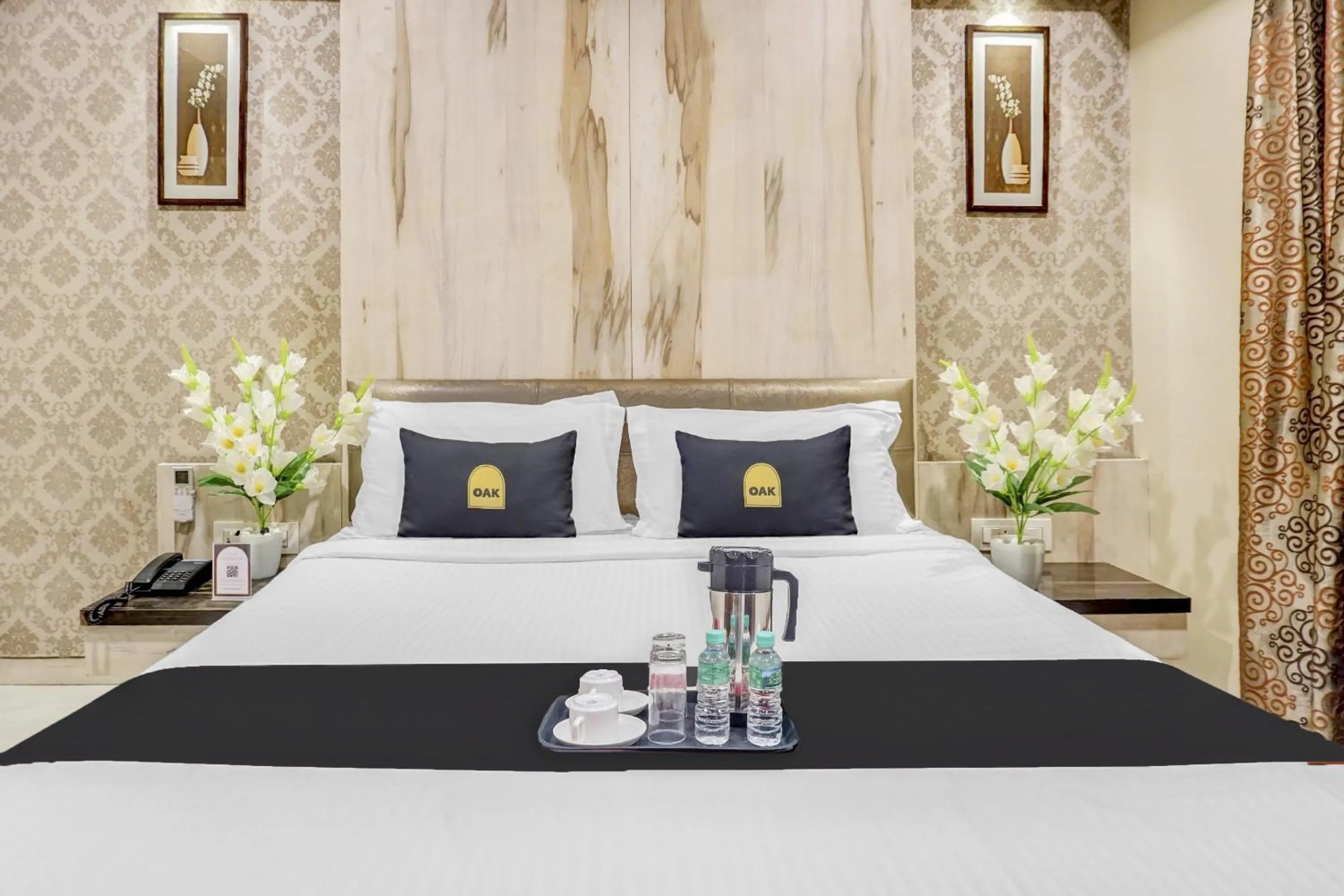 Bedroom, Bed in Super Townhouse OAK Regal Inn Near Sant Tukaram Nagar Metro Station