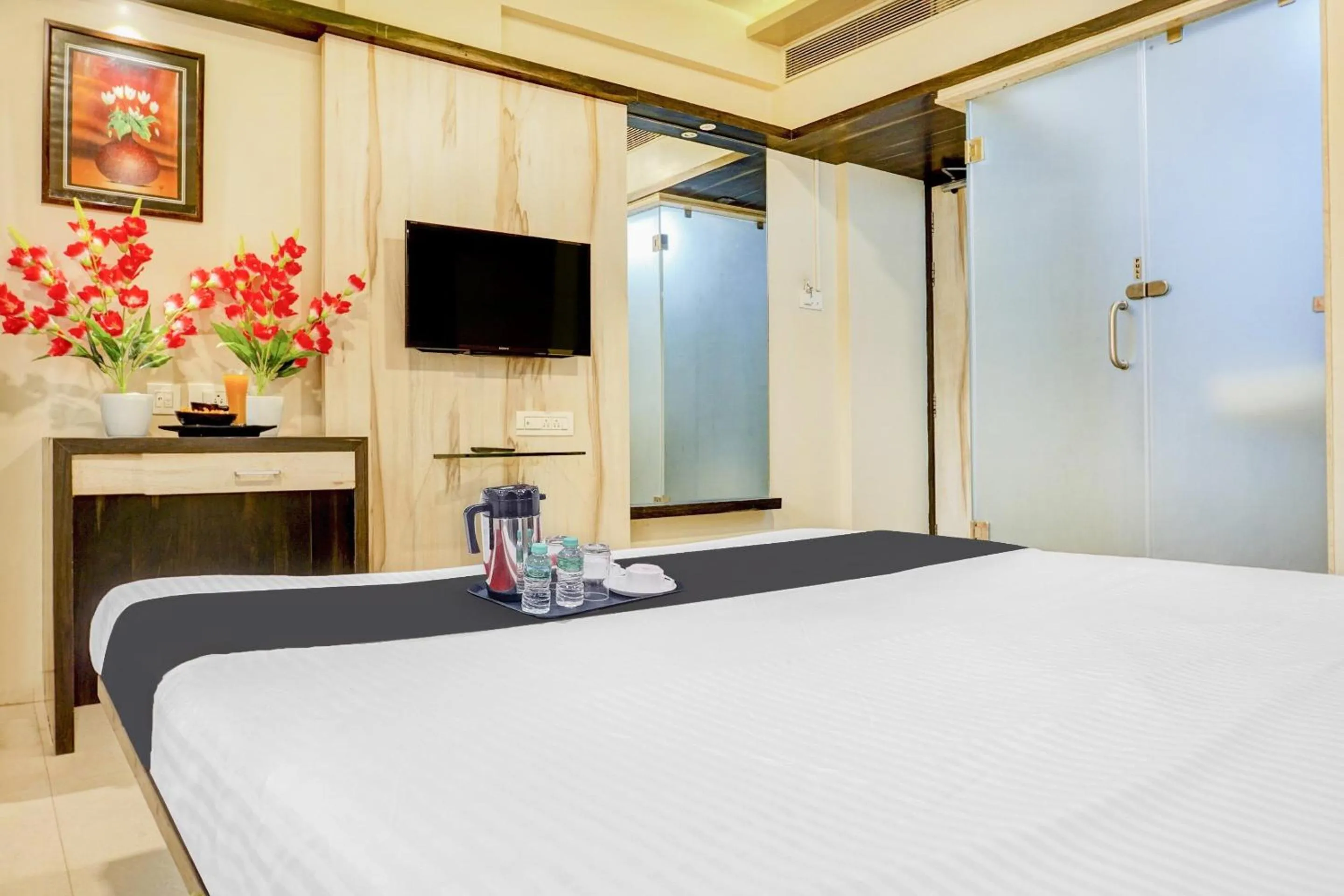 Bedroom, Bed in Super Townhouse OAK Regal Inn Near Sant Tukaram Nagar Metro Station