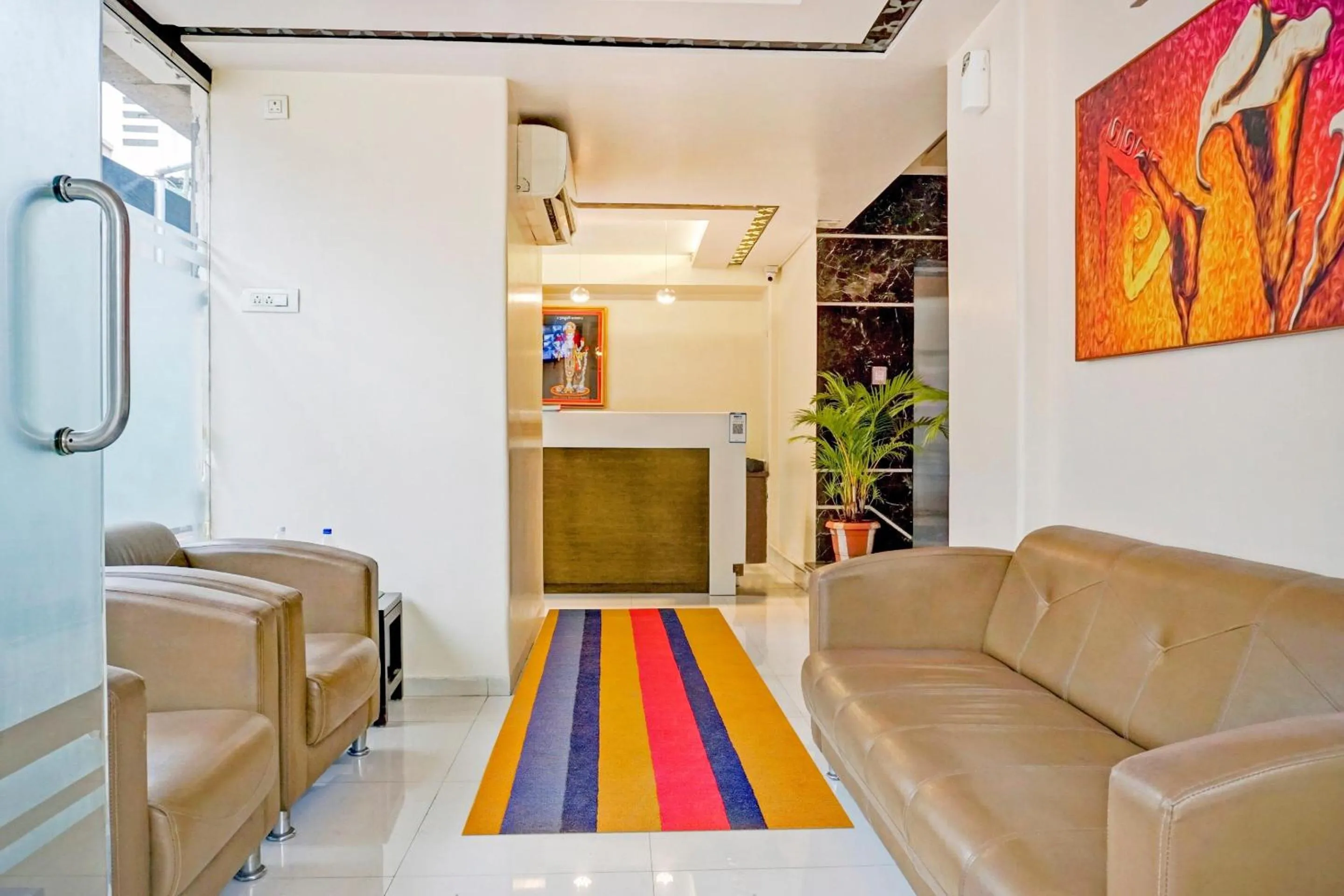 Lobby or reception in Super Townhouse OAK Regal Inn Near Sant Tukaram Nagar Metro Station