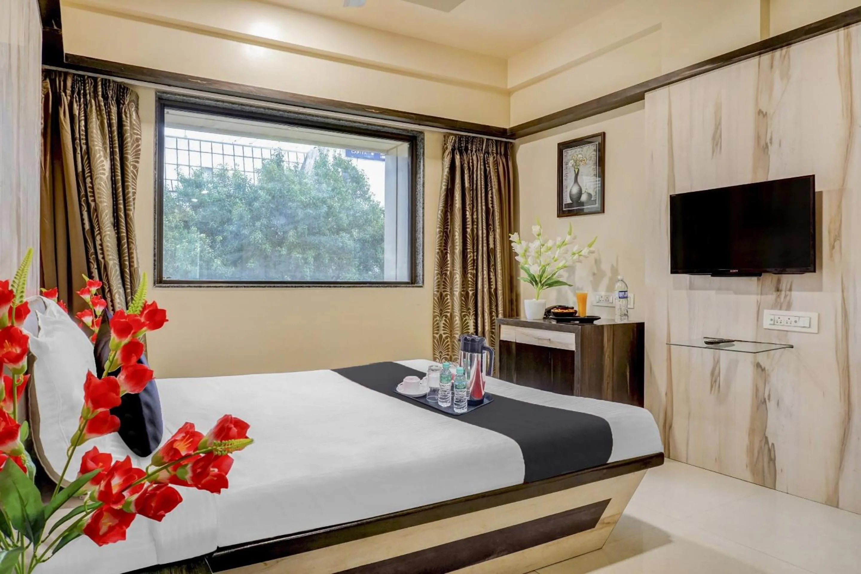Bedroom, Bed in Super Townhouse OAK Regal Inn Near Sant Tukaram Nagar Metro Station