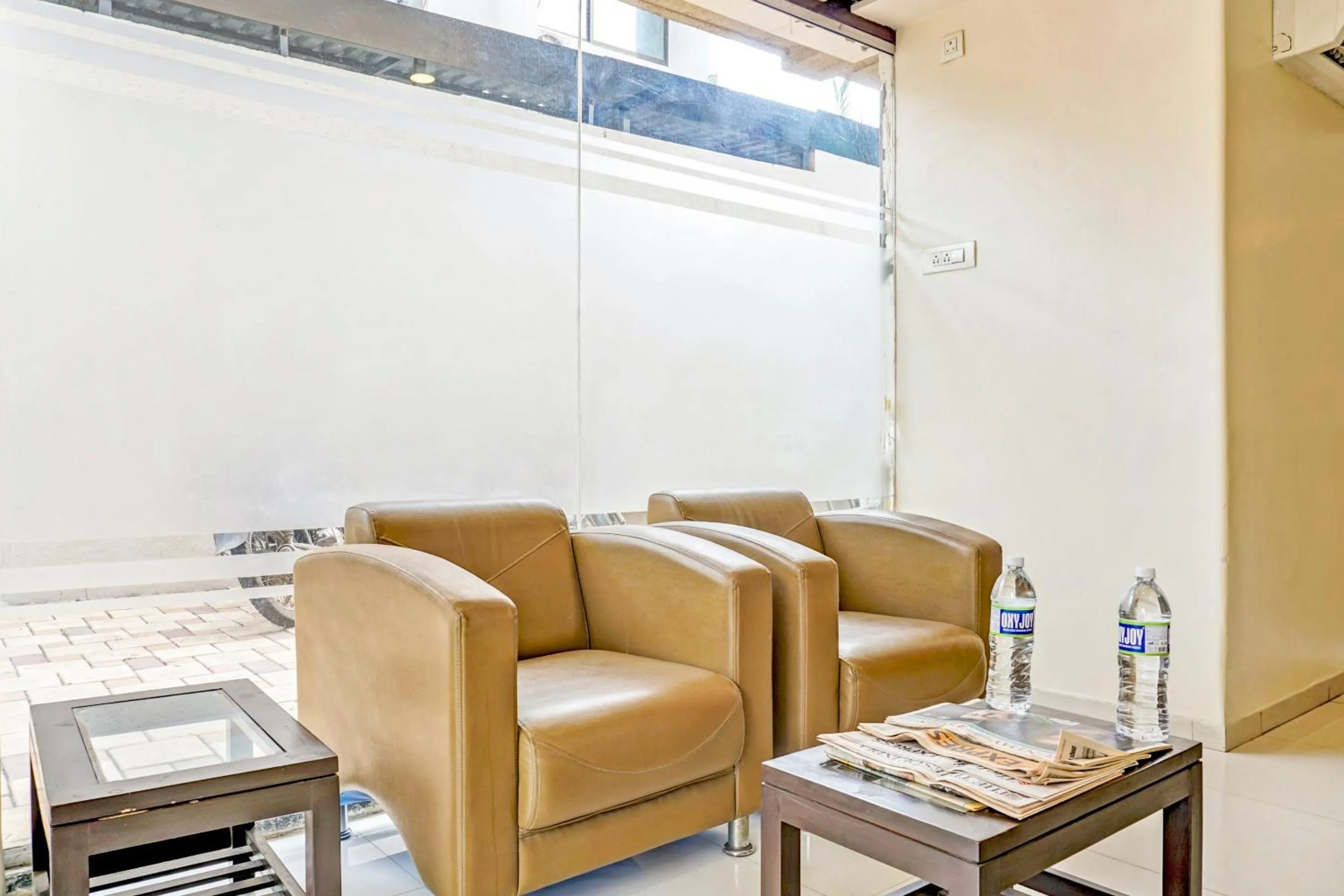 Lobby or reception in Super Townhouse OAK Regal Inn Near Sant Tukaram Nagar Metro Station
