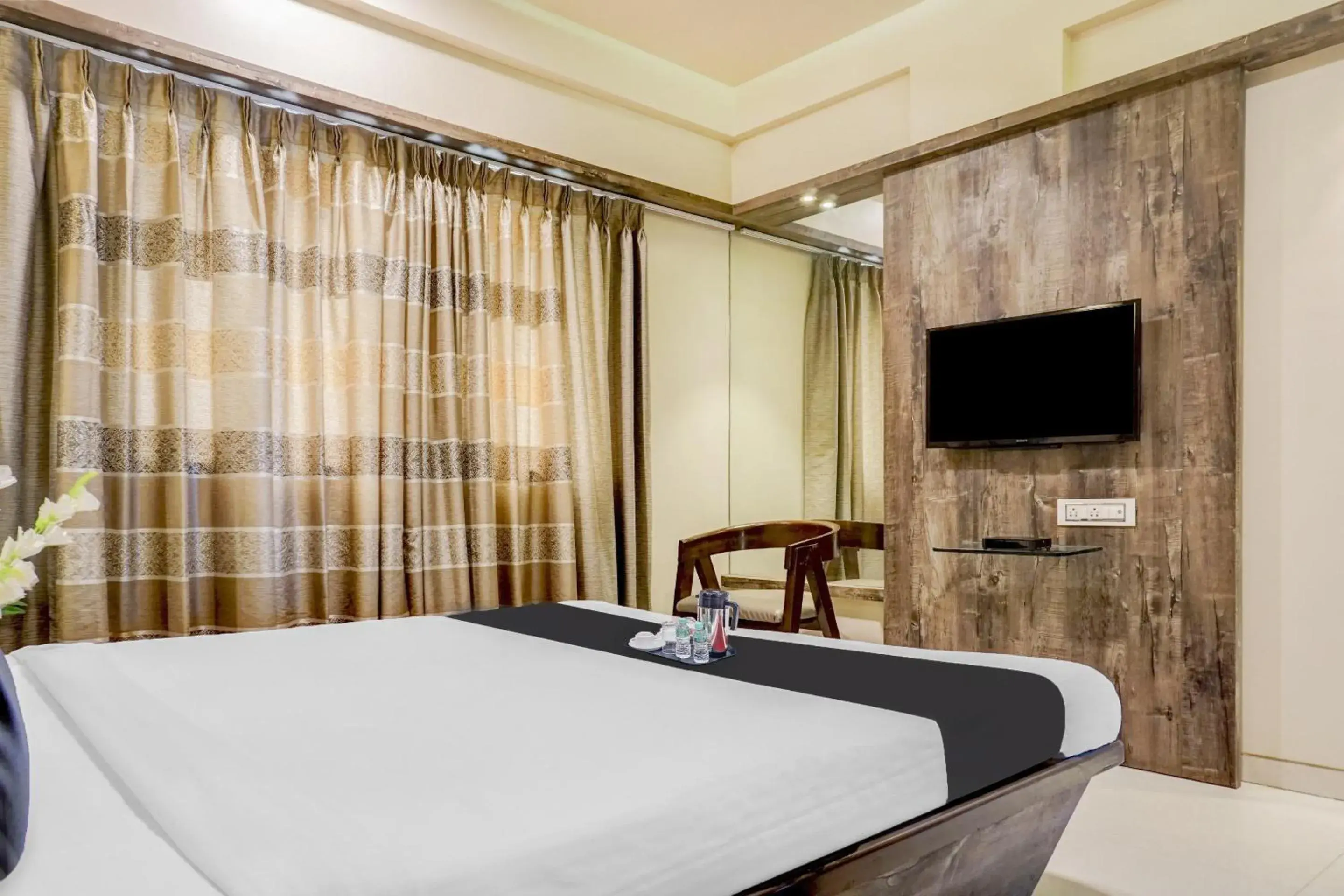 Bedroom, Bed in Super Townhouse OAK Regal Inn Near Sant Tukaram Nagar Metro Station Bedroom, Bed in Super Townhouse OAK Regal Inn Near Sant Tukaram Nagar Metro Station
