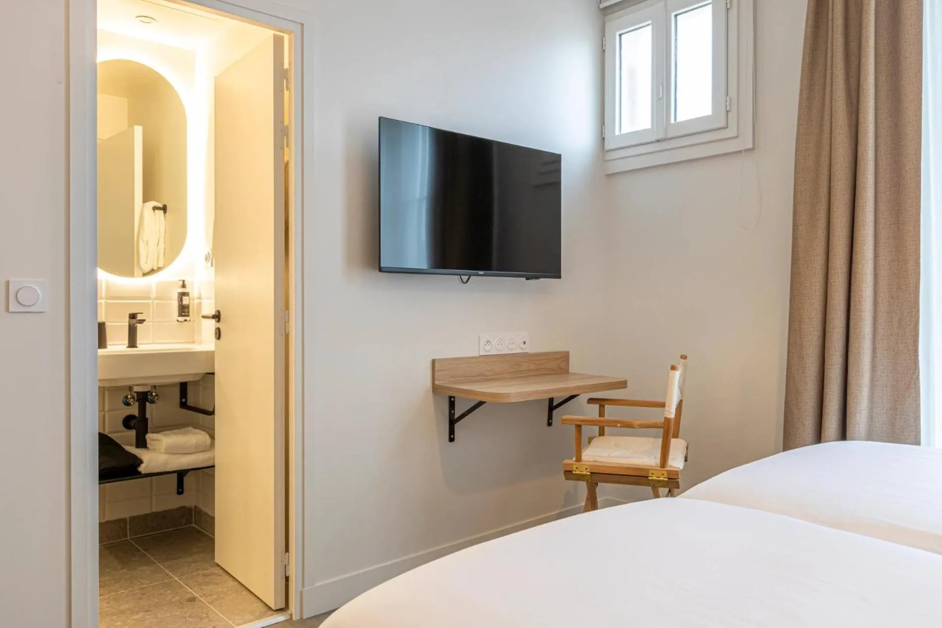 TV and multimedia, Bed in Dantan Hôtel