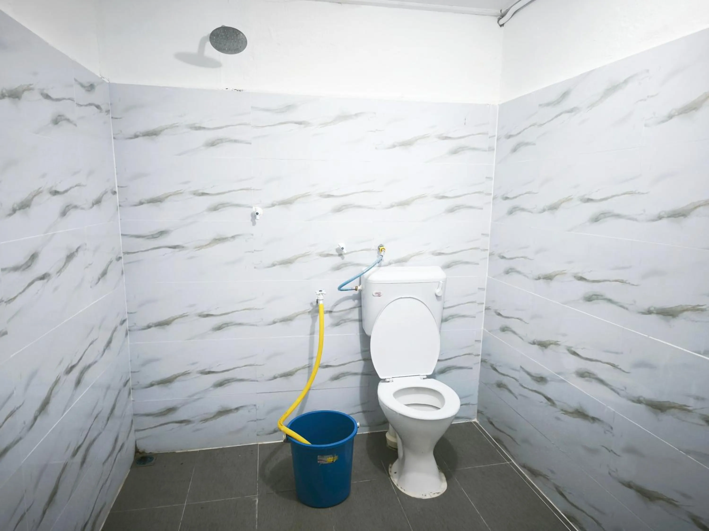 Bathroom in OYO 91244 Aufa Chalet