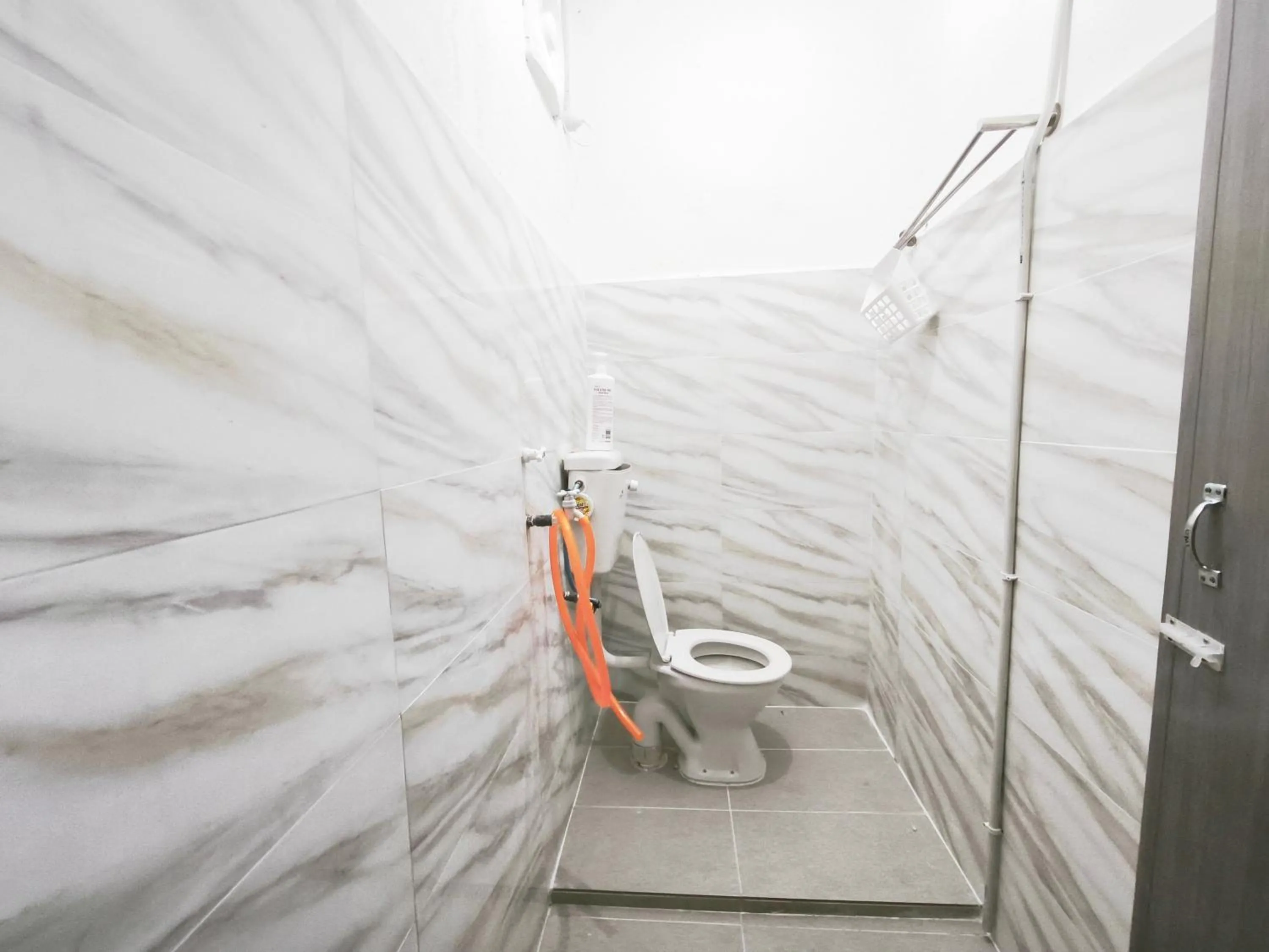 Bathroom in OYO 91244 Aufa Chalet