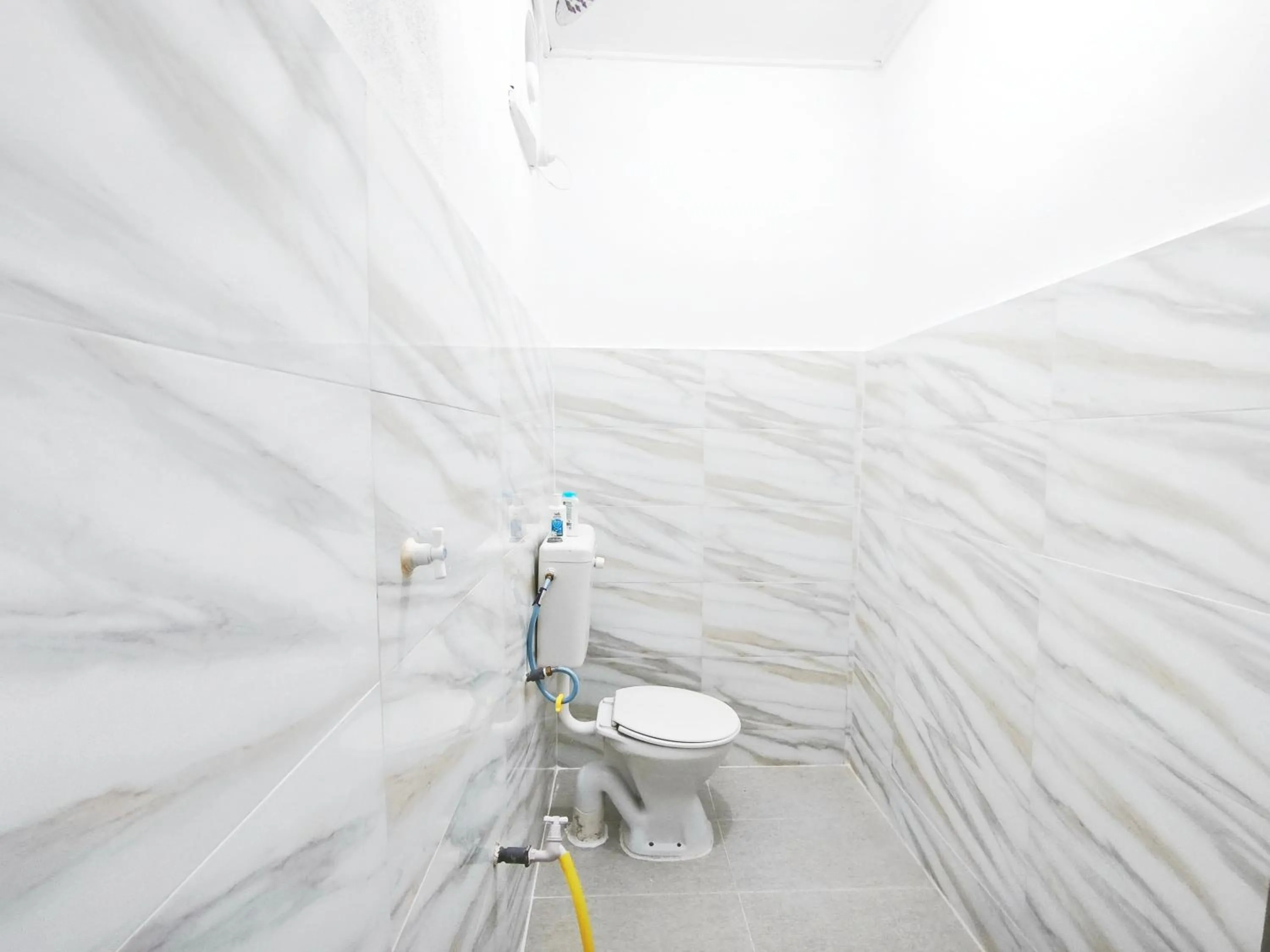 Bathroom in OYO 91244 Aufa Chalet