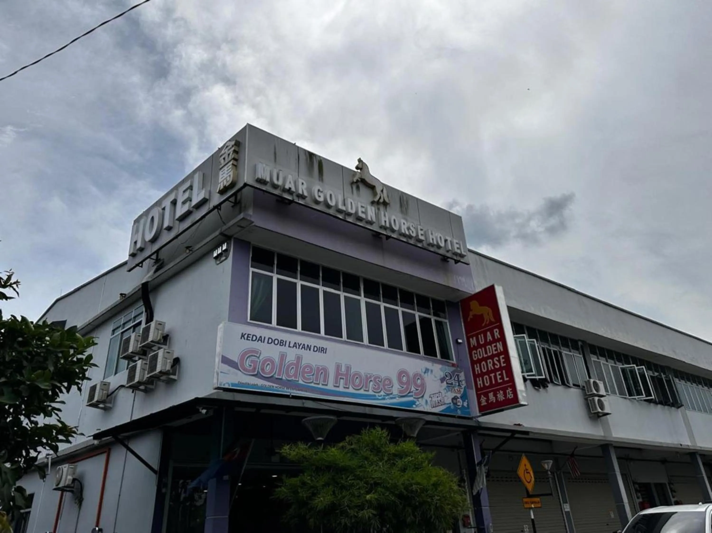 Facade/entrance in OYO 91242 Muar Golden Horse Hotel