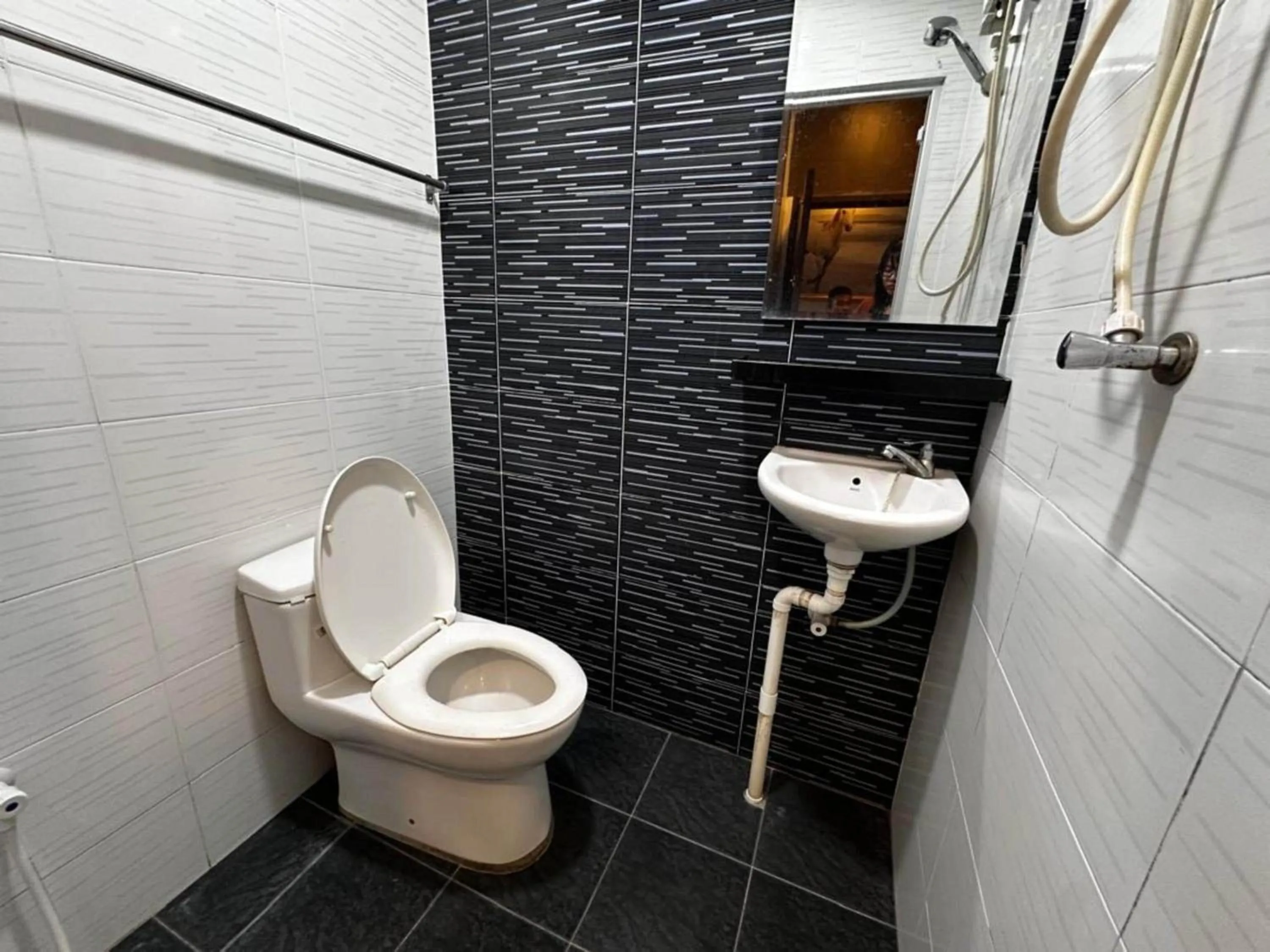 Bathroom in OYO 91242 Muar Golden Horse Hotel