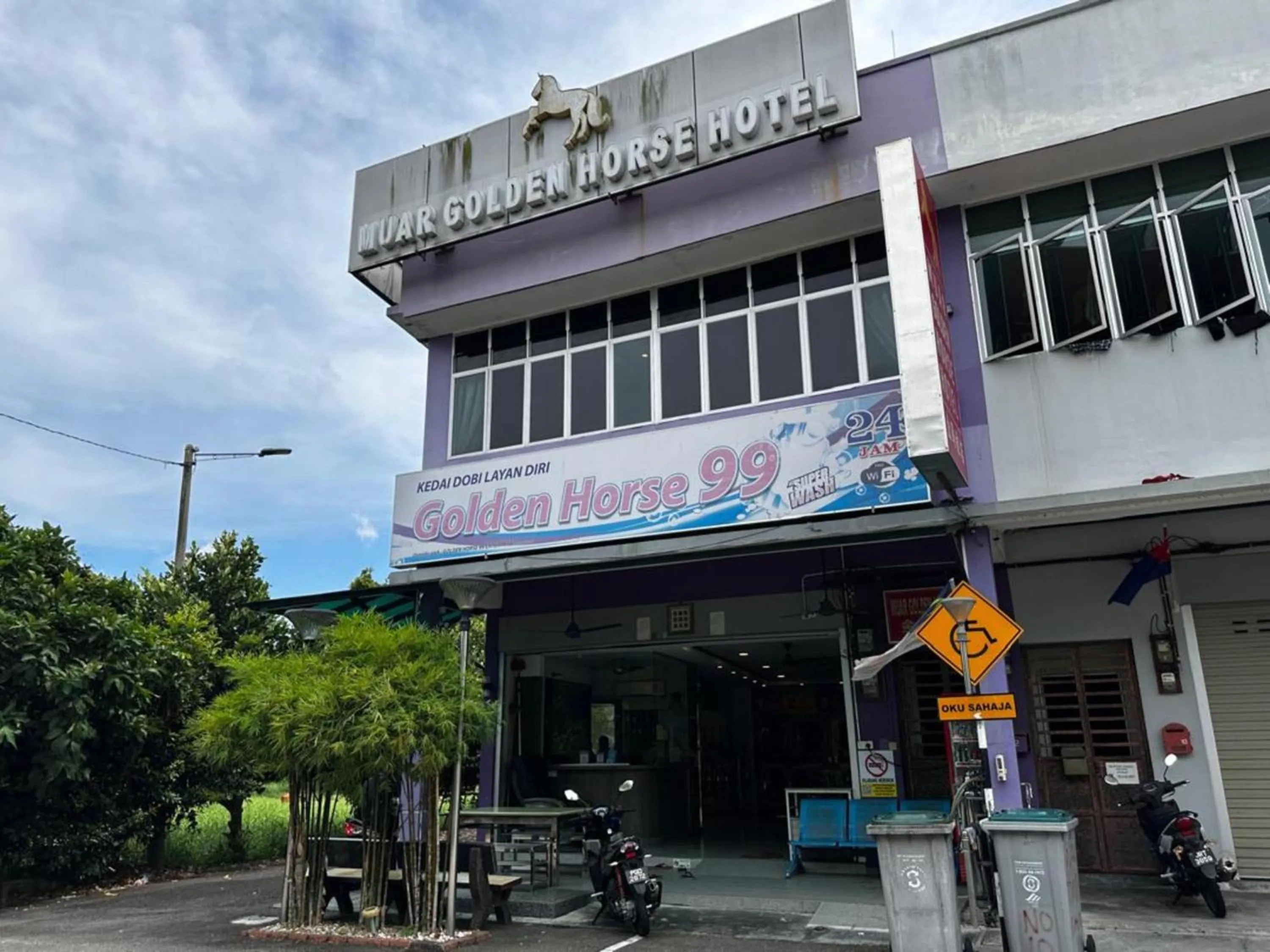 Facade/entrance in OYO 91242 Muar Golden Horse Hotel