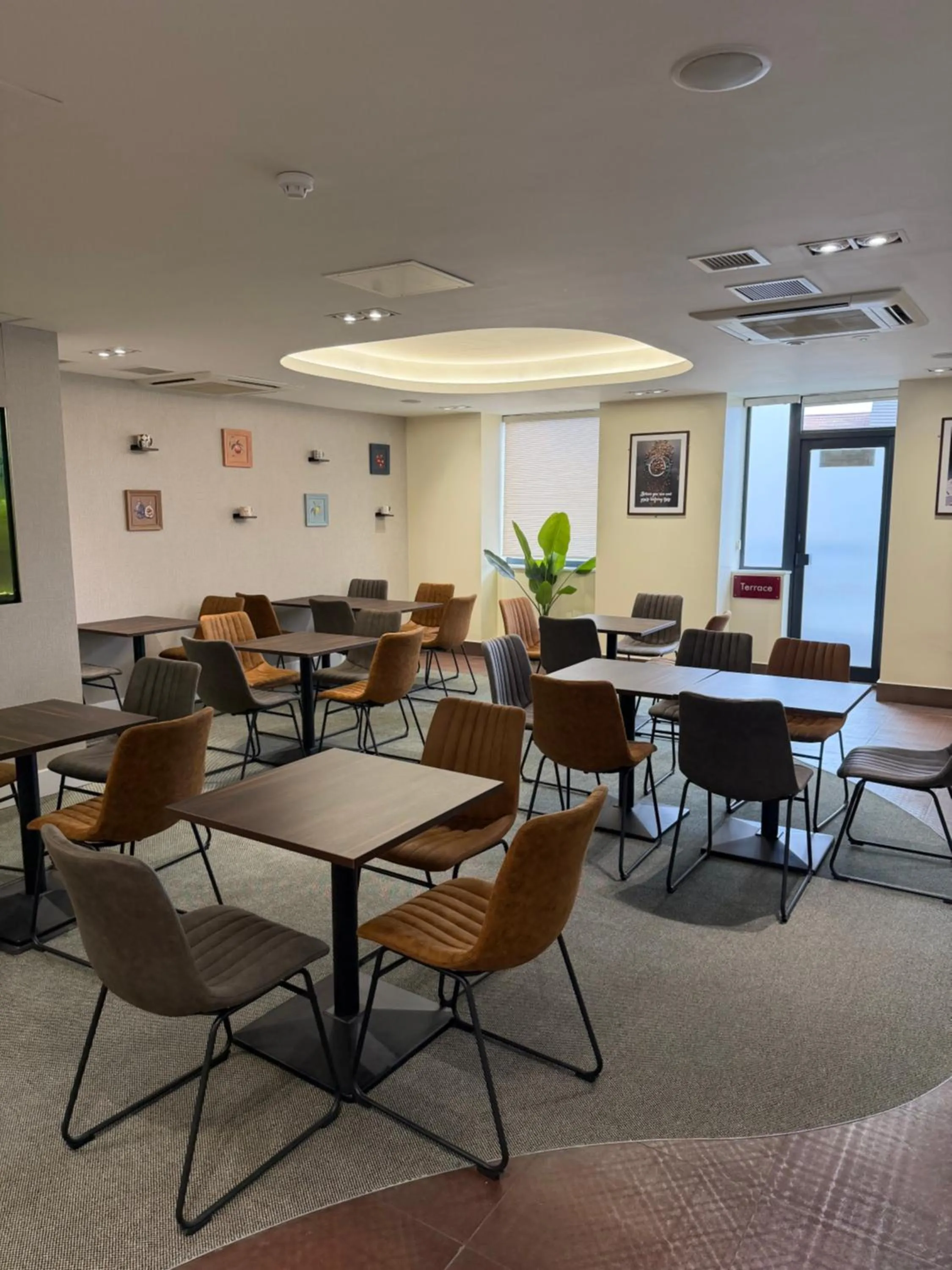 Restaurant/places to eat in ICON Hotel