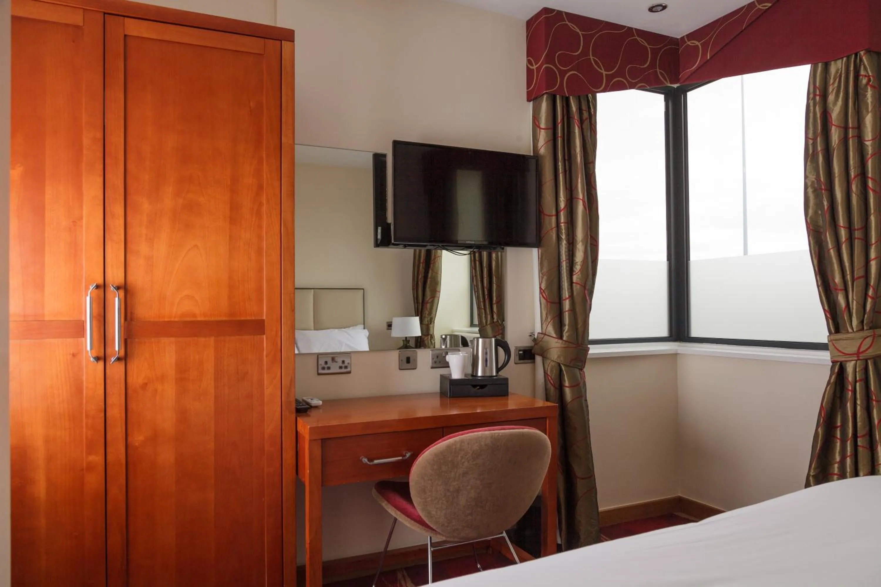 Bedroom, Bed in ICON Hotel
