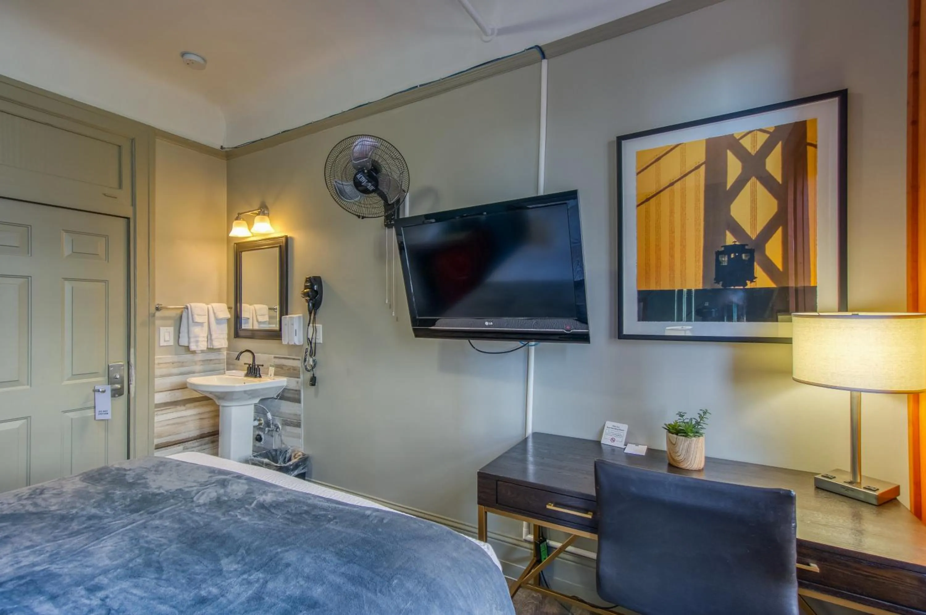 TV and multimedia, Bed in Ram's Hotel