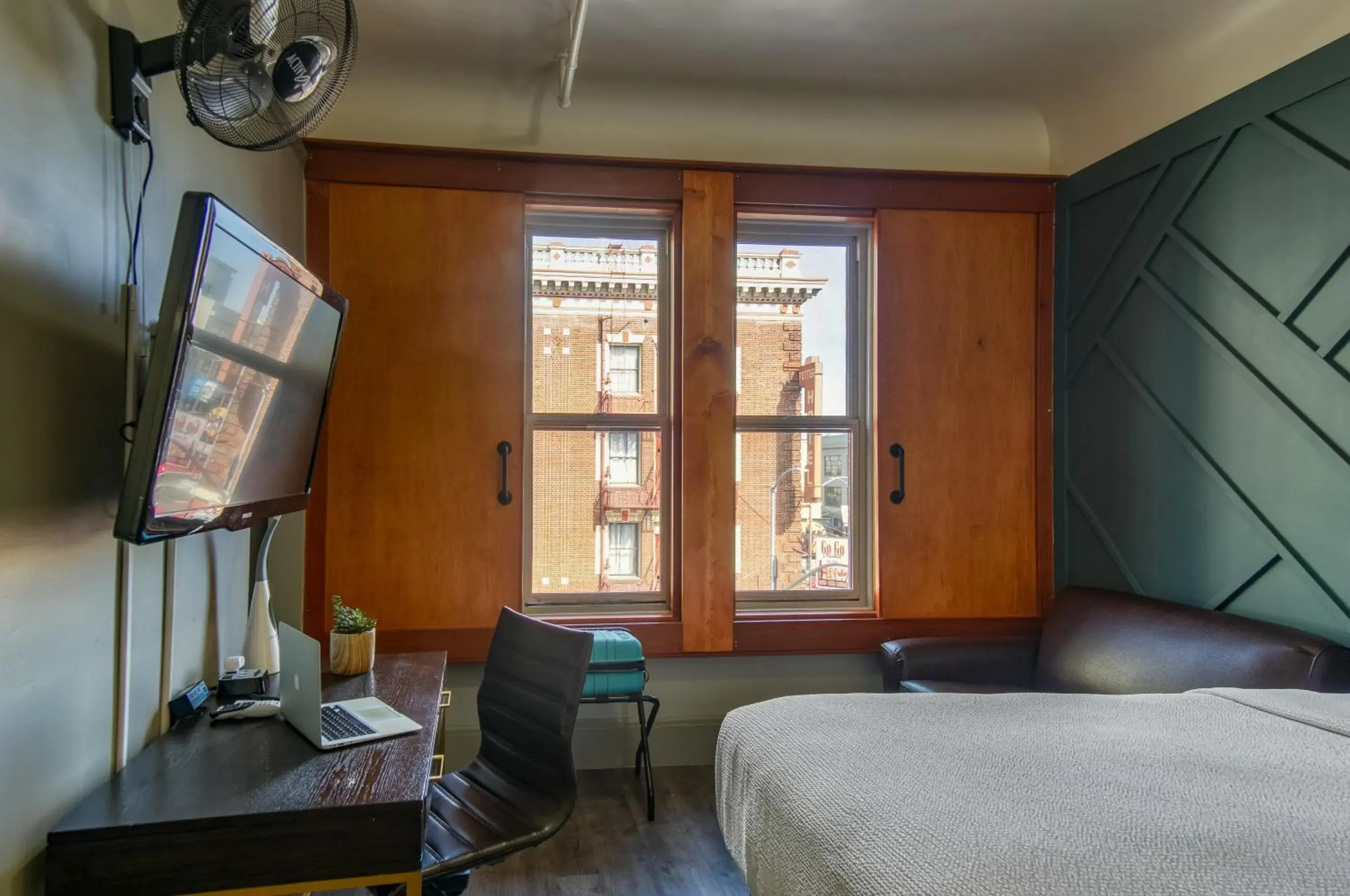 TV and multimedia, Bed in Ram's Hotel TV and multimedia, Bed in Ram's Hotel