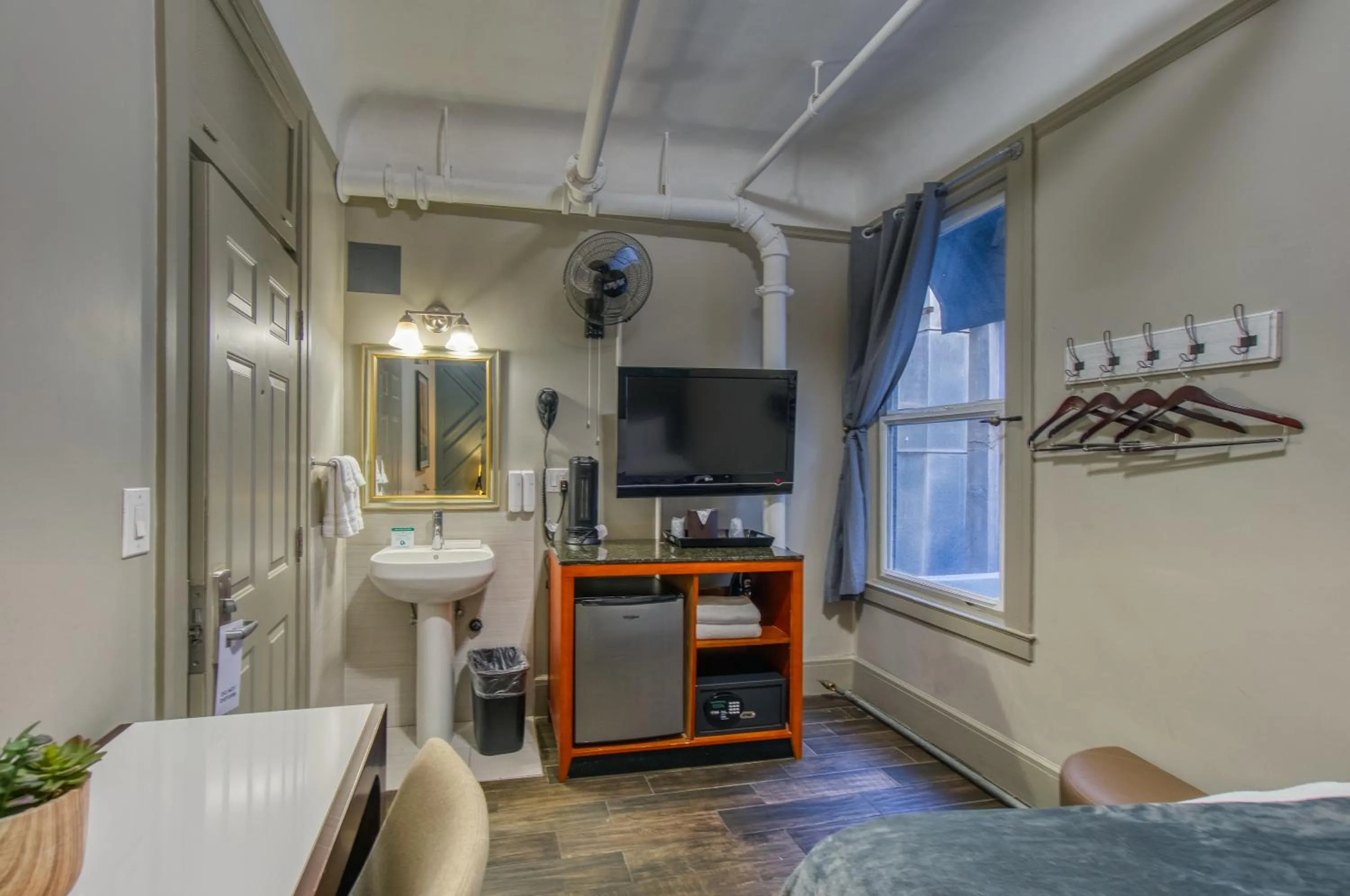 TV and multimedia in Ram's Hotel