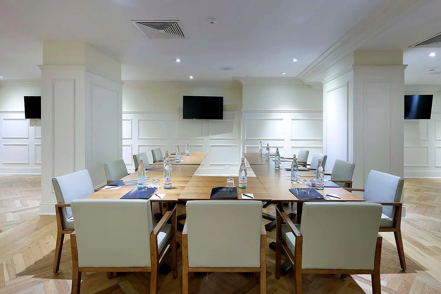 Communal lounge/ TV room in Eurostars Langford