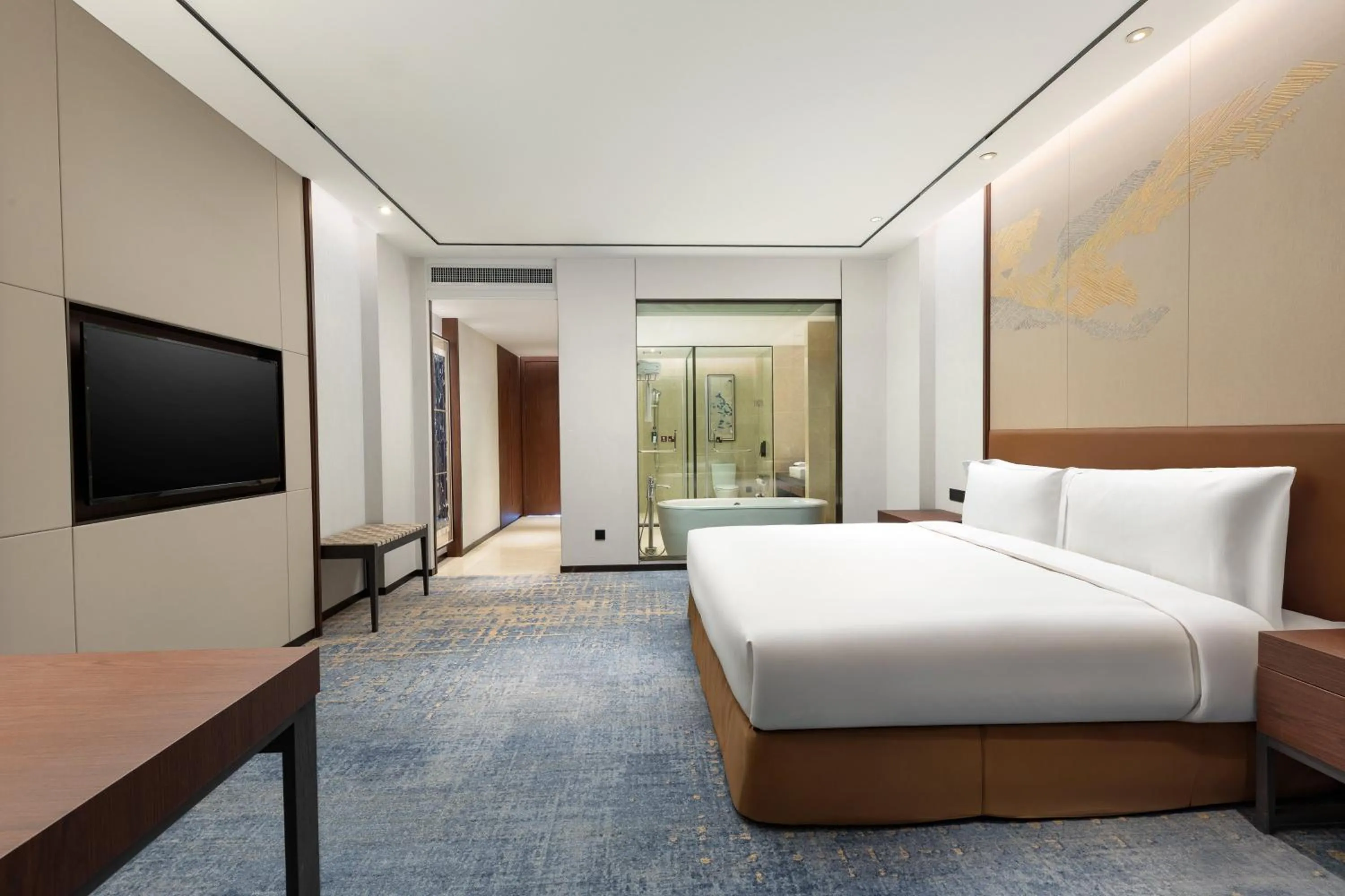 Photo of the whole room, Bed in Hualuxe Qidong