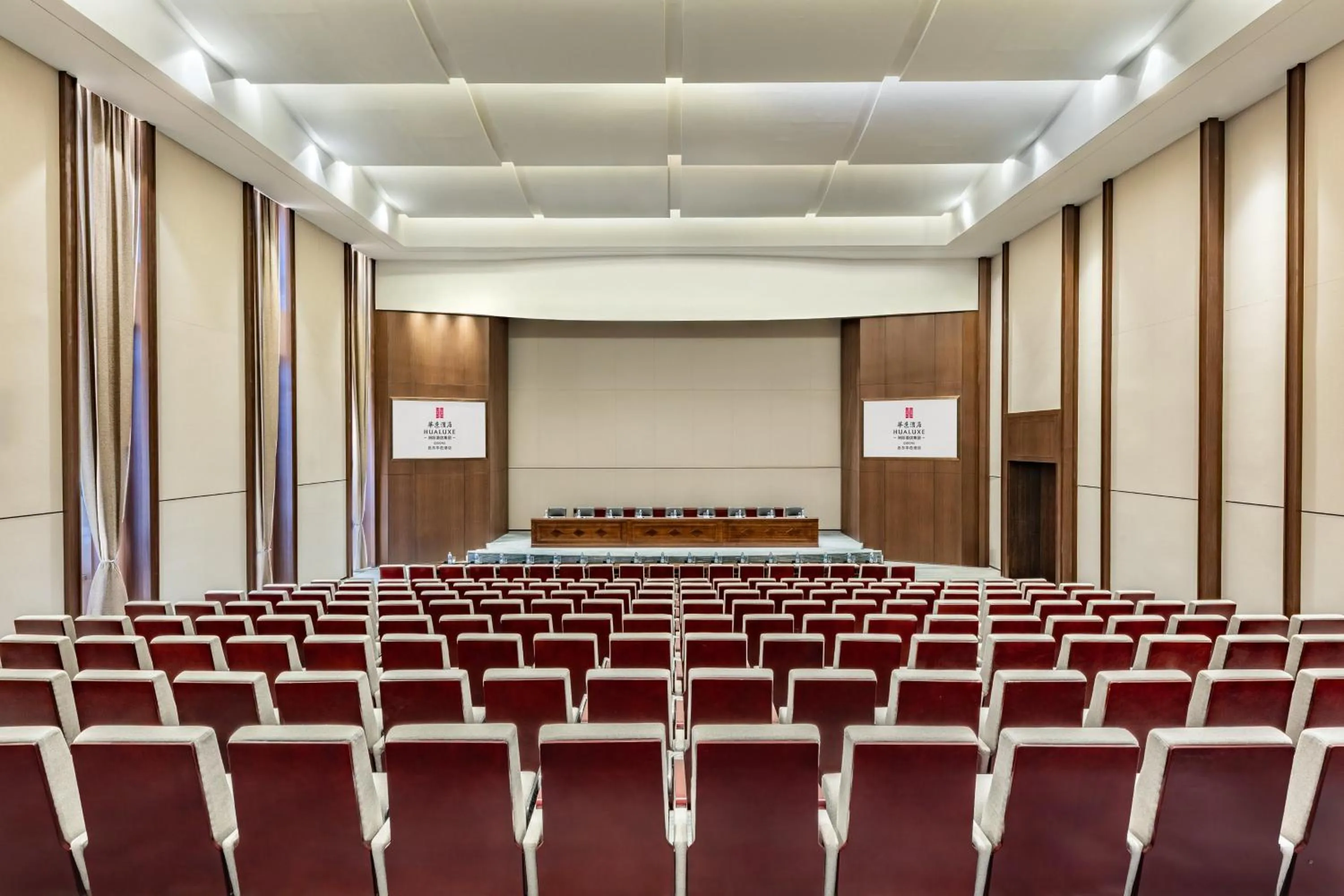 Meeting/conference room in Hualuxe Qidong