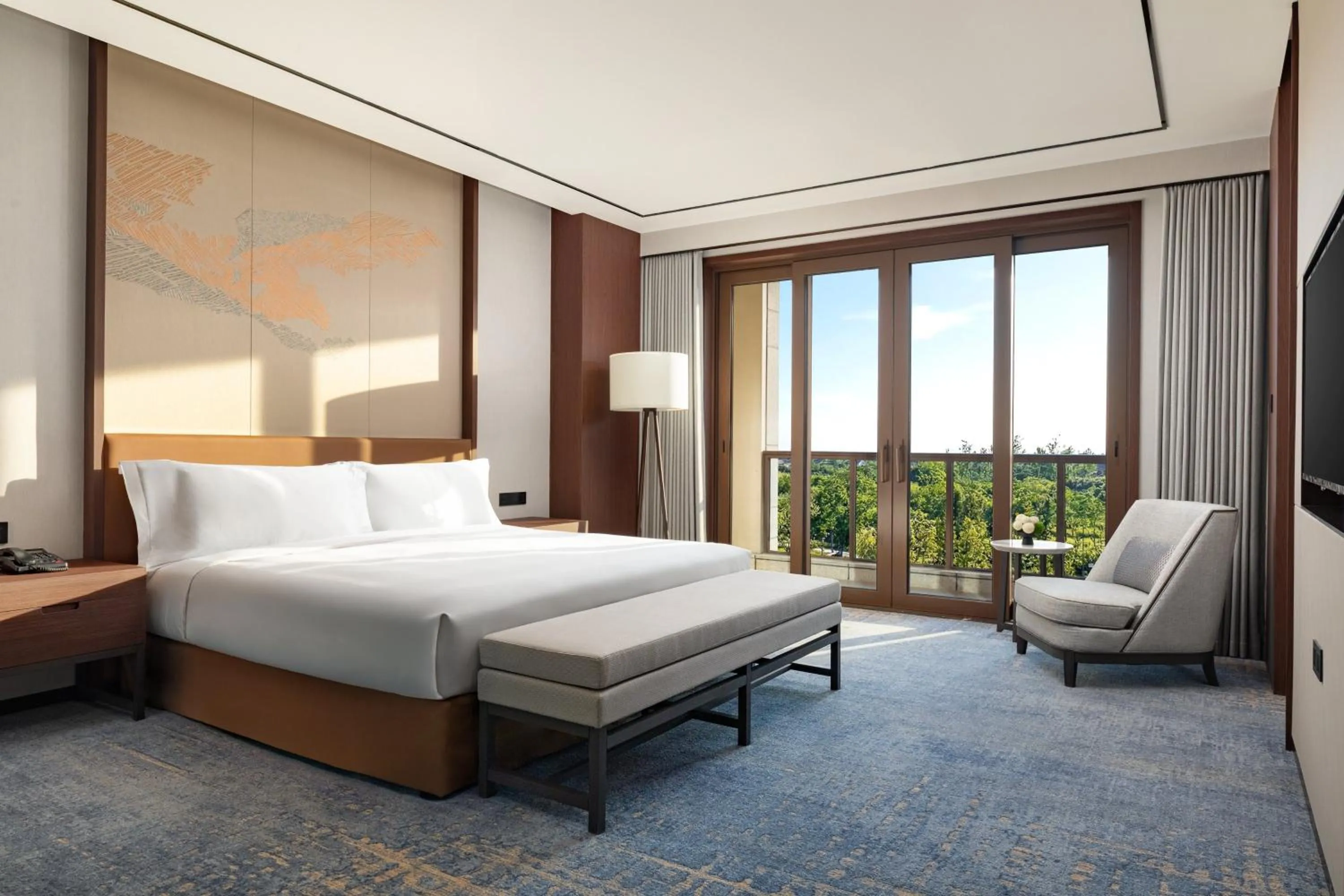 Photo of the whole room, Bed in Hualuxe Qidong