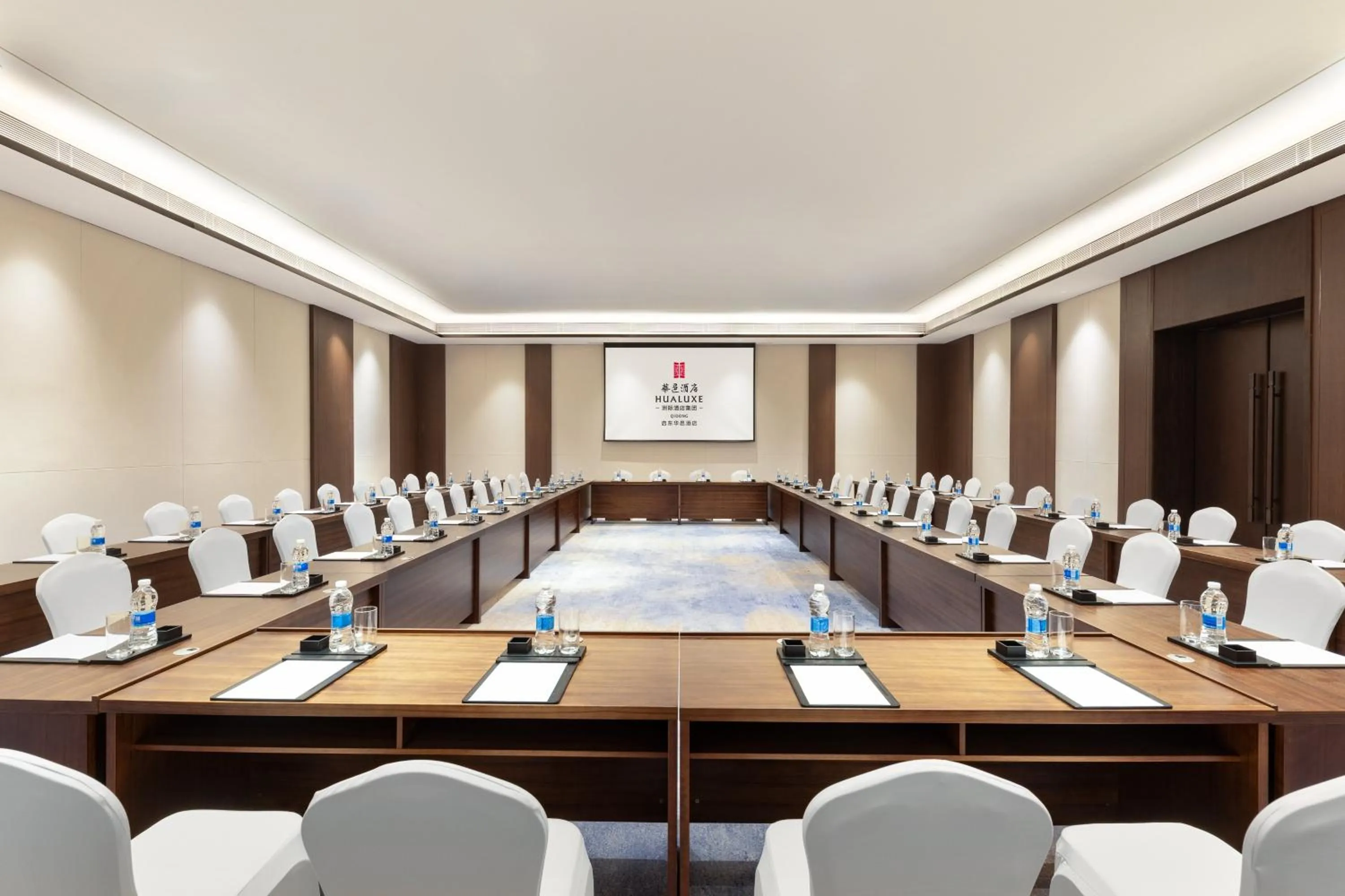 Meeting/conference room in Hualuxe Qidong