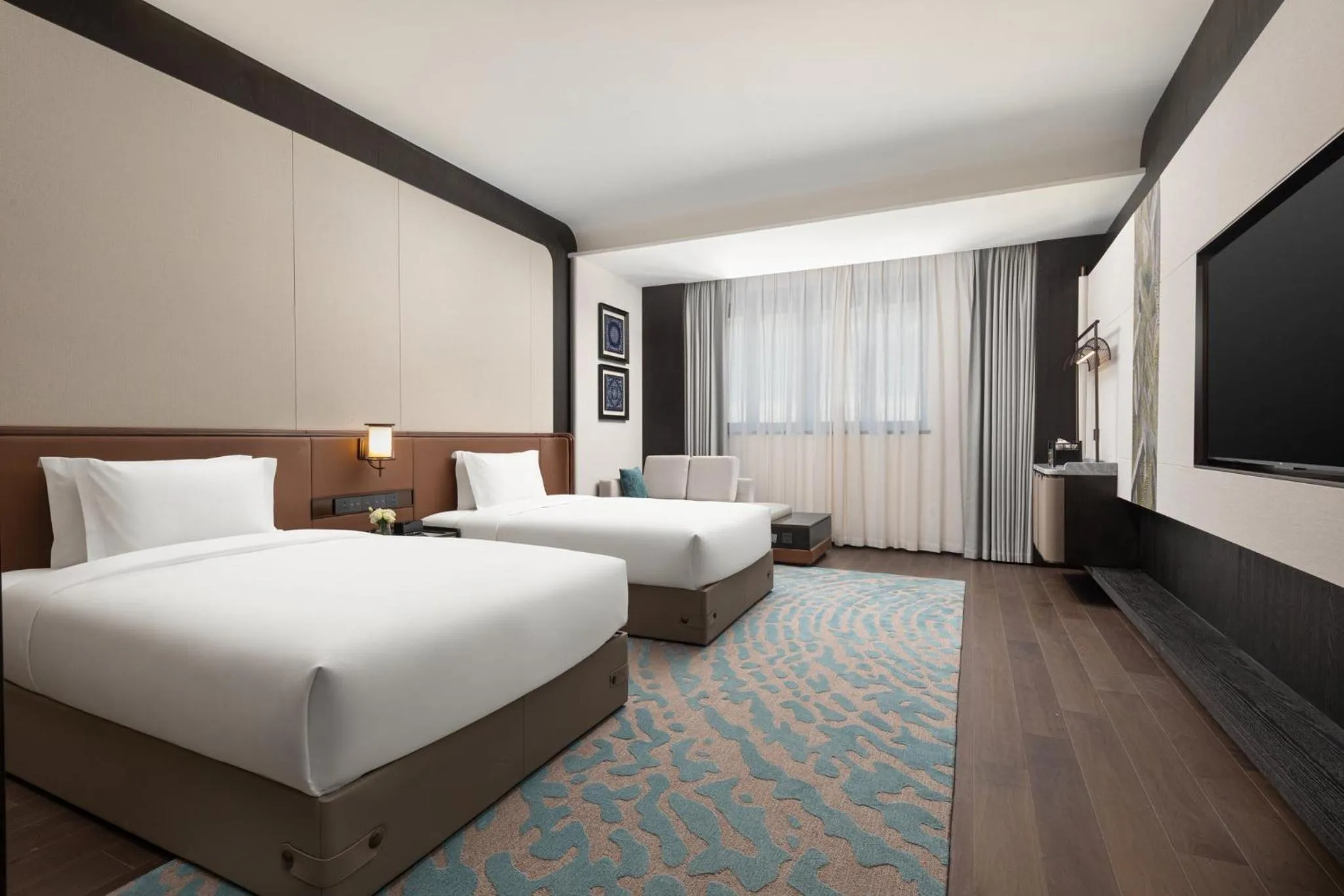 Photo of the whole room, Bed in Hualuxe Qidong