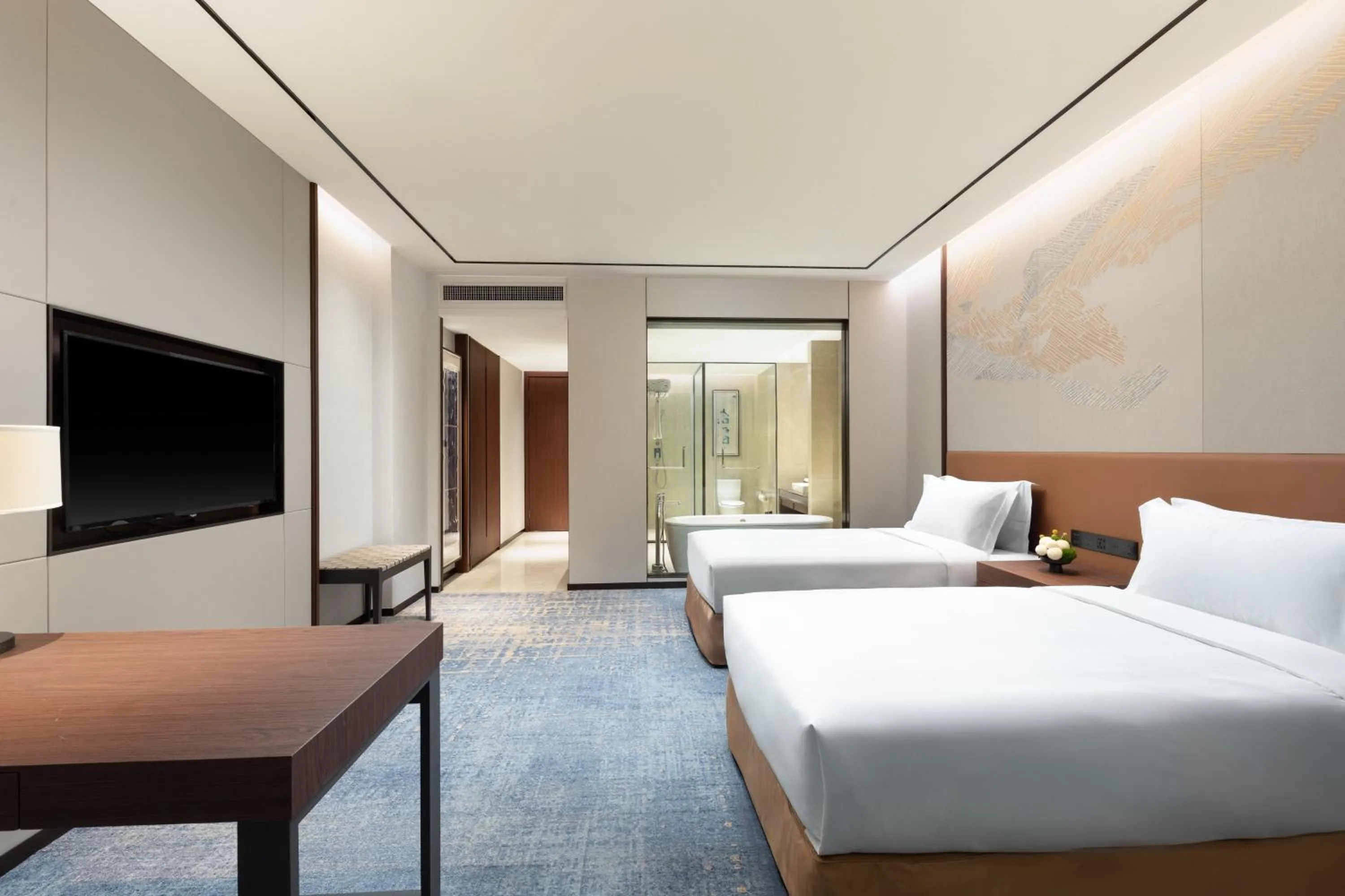 Photo of the whole room, Bed in Hualuxe Qidong