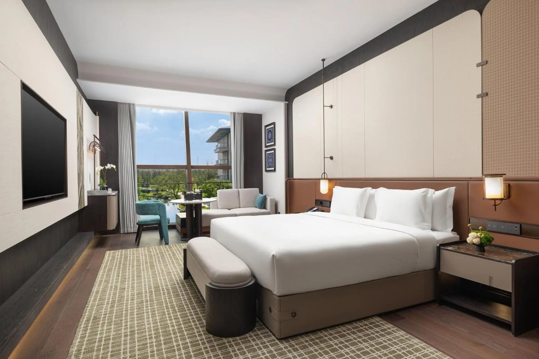 Photo of the whole room, Bed in Hualuxe Qidong