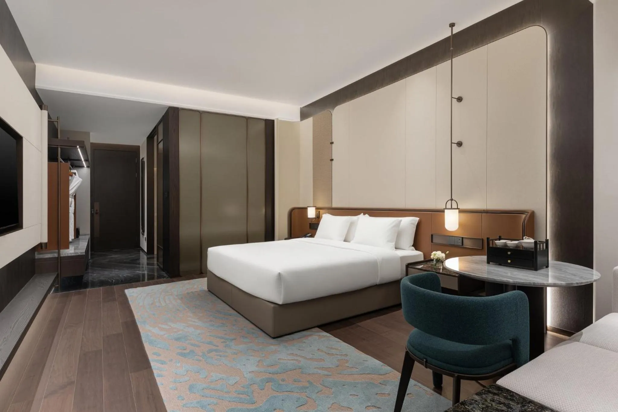 Photo of the whole room, Bed in Hualuxe Qidong