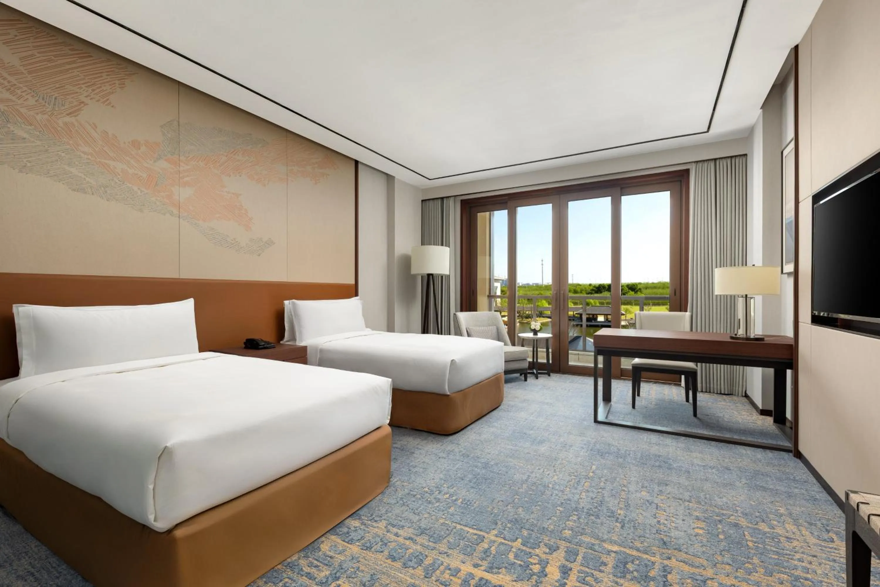 Photo of the whole room, Bed in Hualuxe Qidong