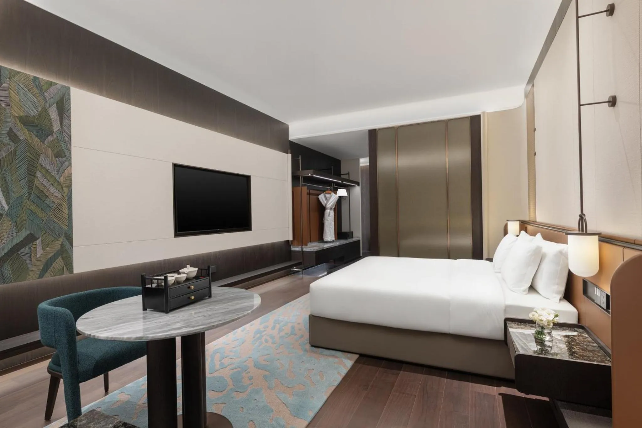 Photo of the whole room, Bed in Hualuxe Qidong