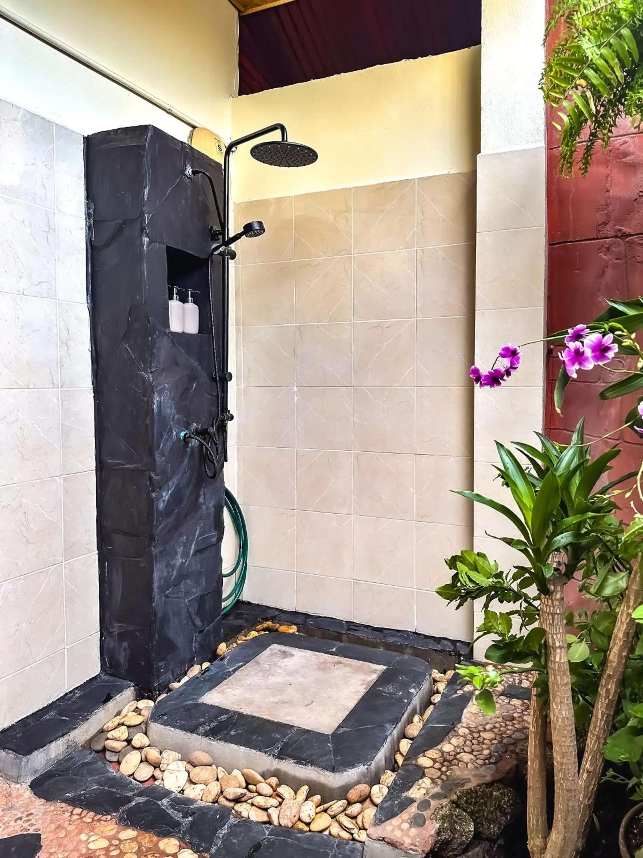 Property building in Shanti Lodge Phuket Property building in Shanti Lodge Phuket