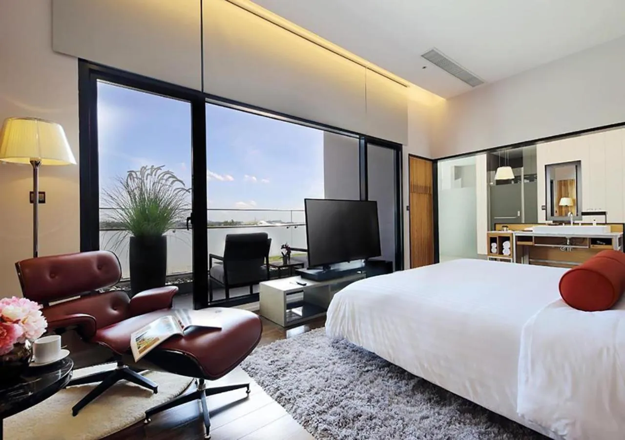 View (from property/room), Bed in Midori Clark Hotel and Casino