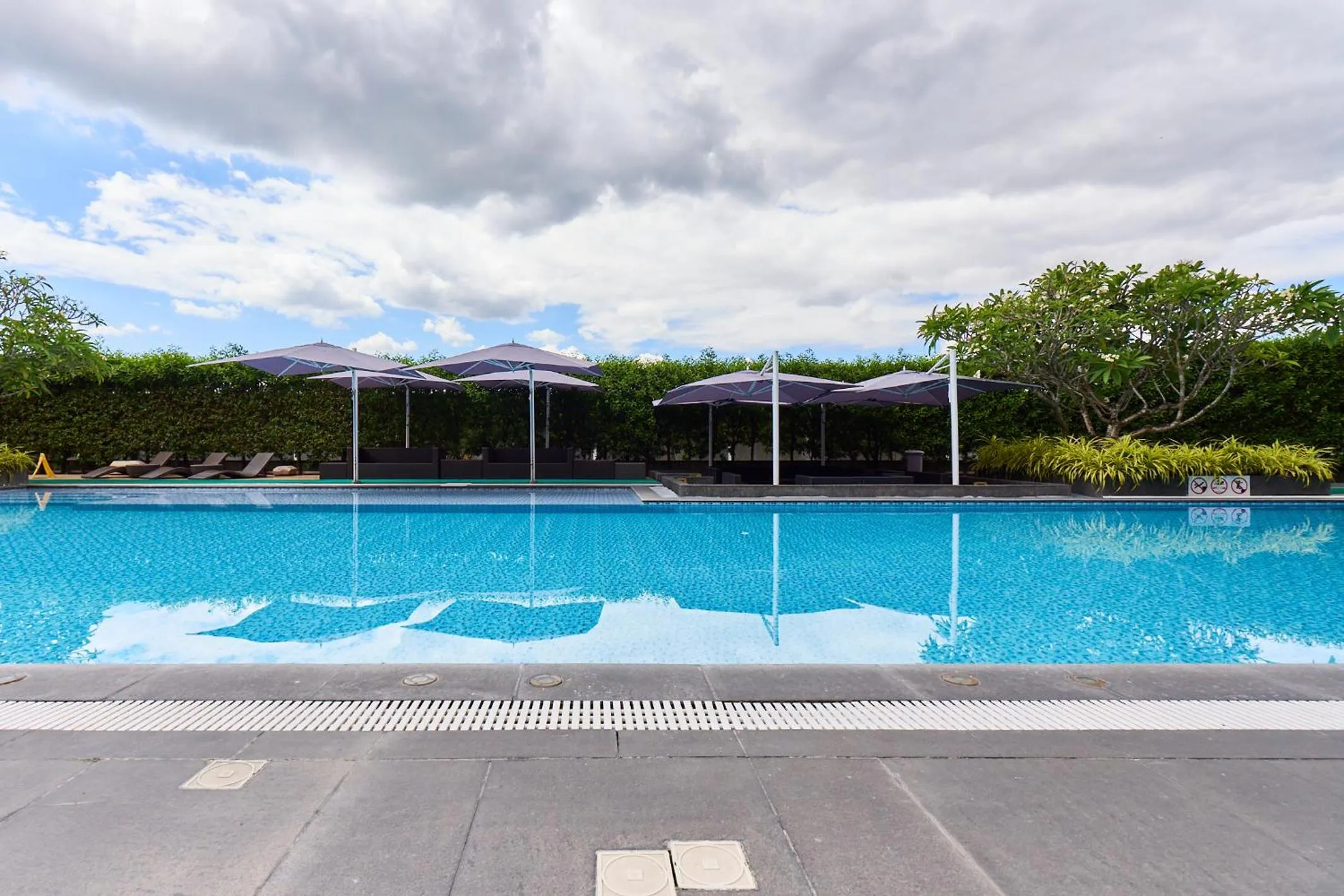 Swimming pool in Midori Clark Hotel and Casino