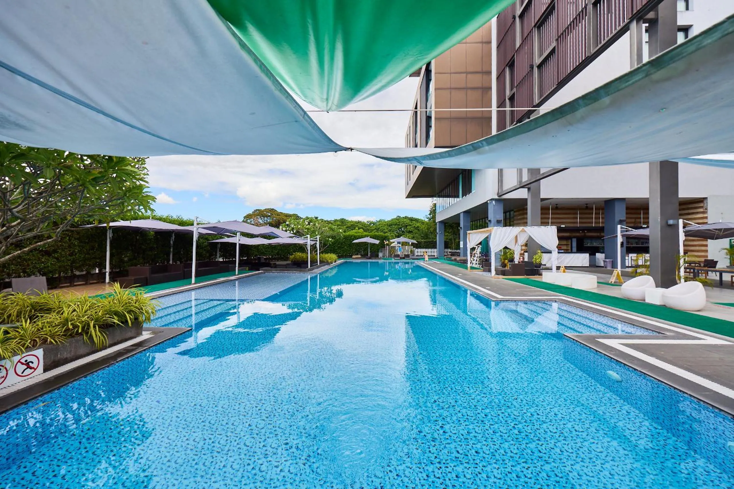 Swimming pool in Midori Clark Hotel and Casino