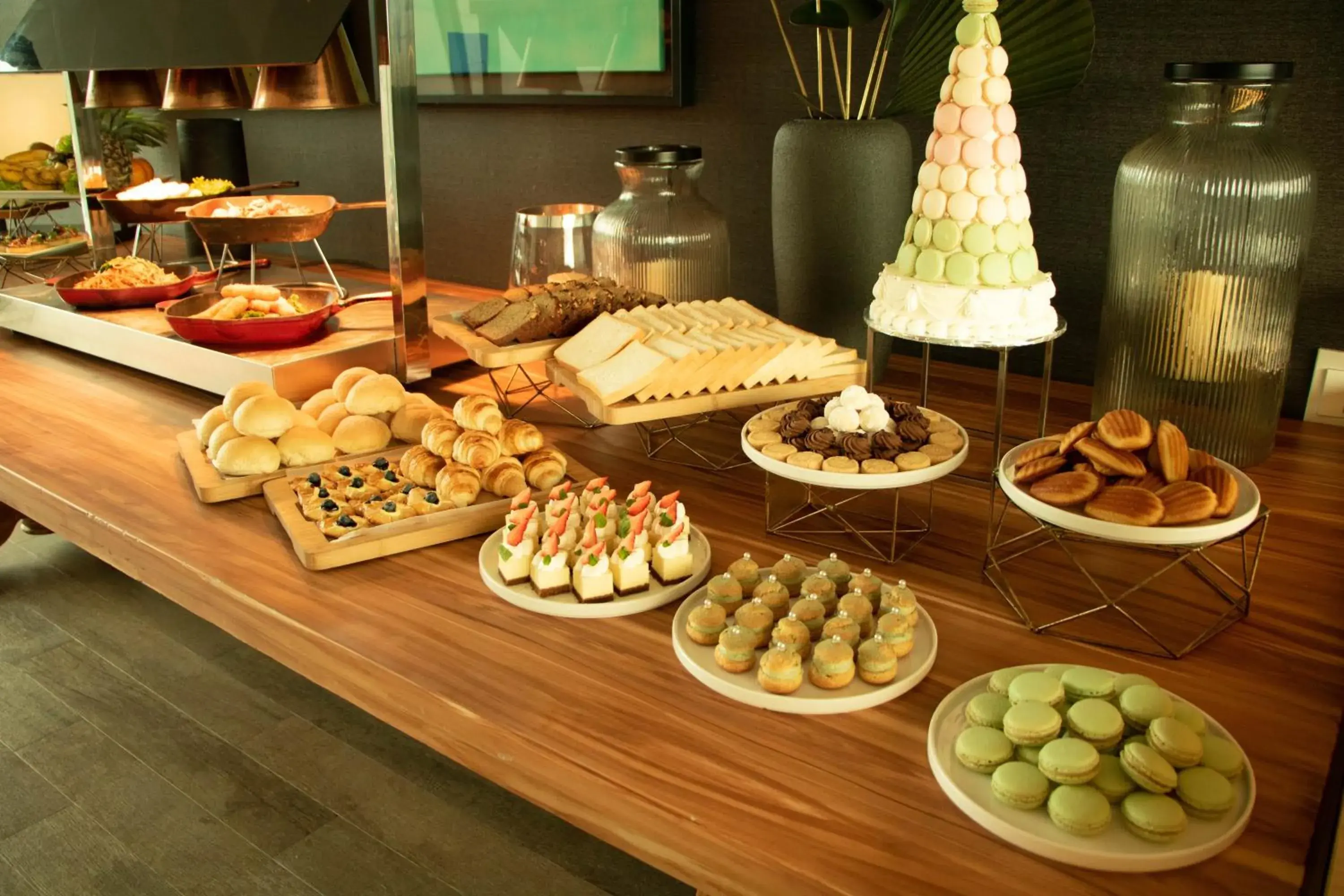 Lounge or bar in Midori Clark Hotel and Casino Lounge or bar in Midori Clark Hotel and Casino