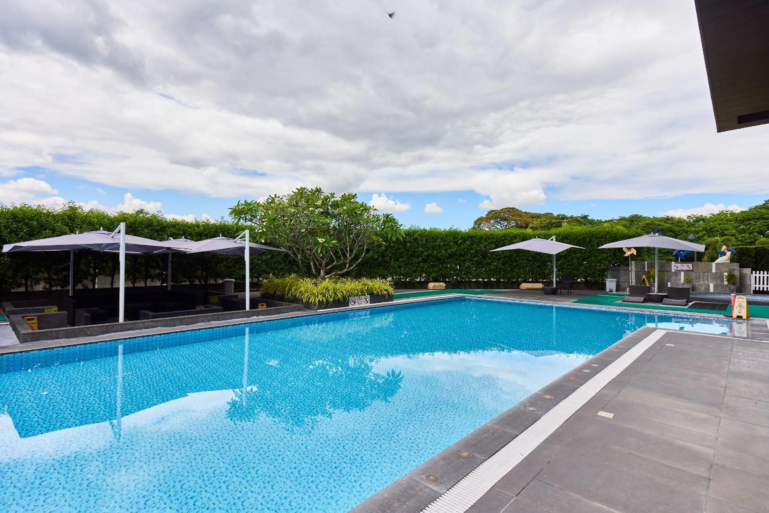 Swimming pool in Midori Clark Hotel and Casino