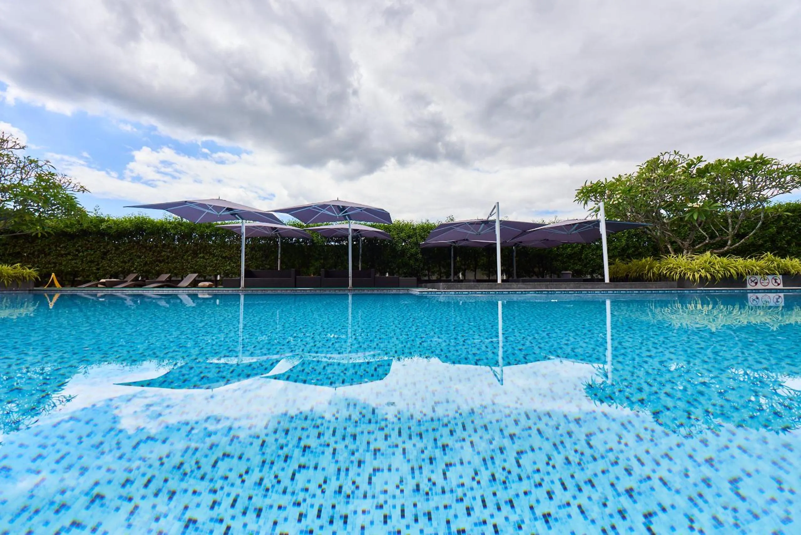 Swimming pool in Midori Clark Hotel and Casino