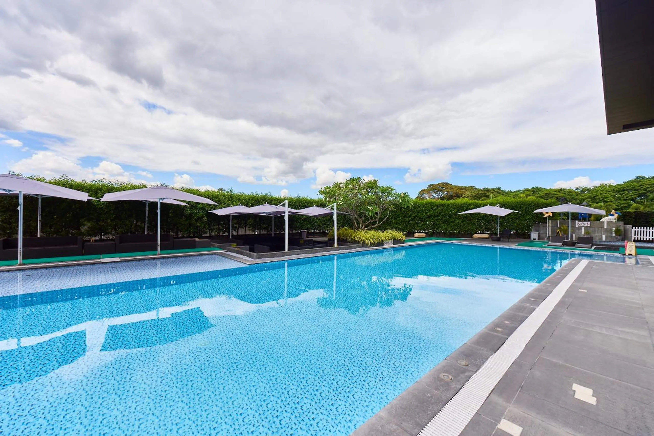 Swimming pool in Midori Clark Hotel and Casino