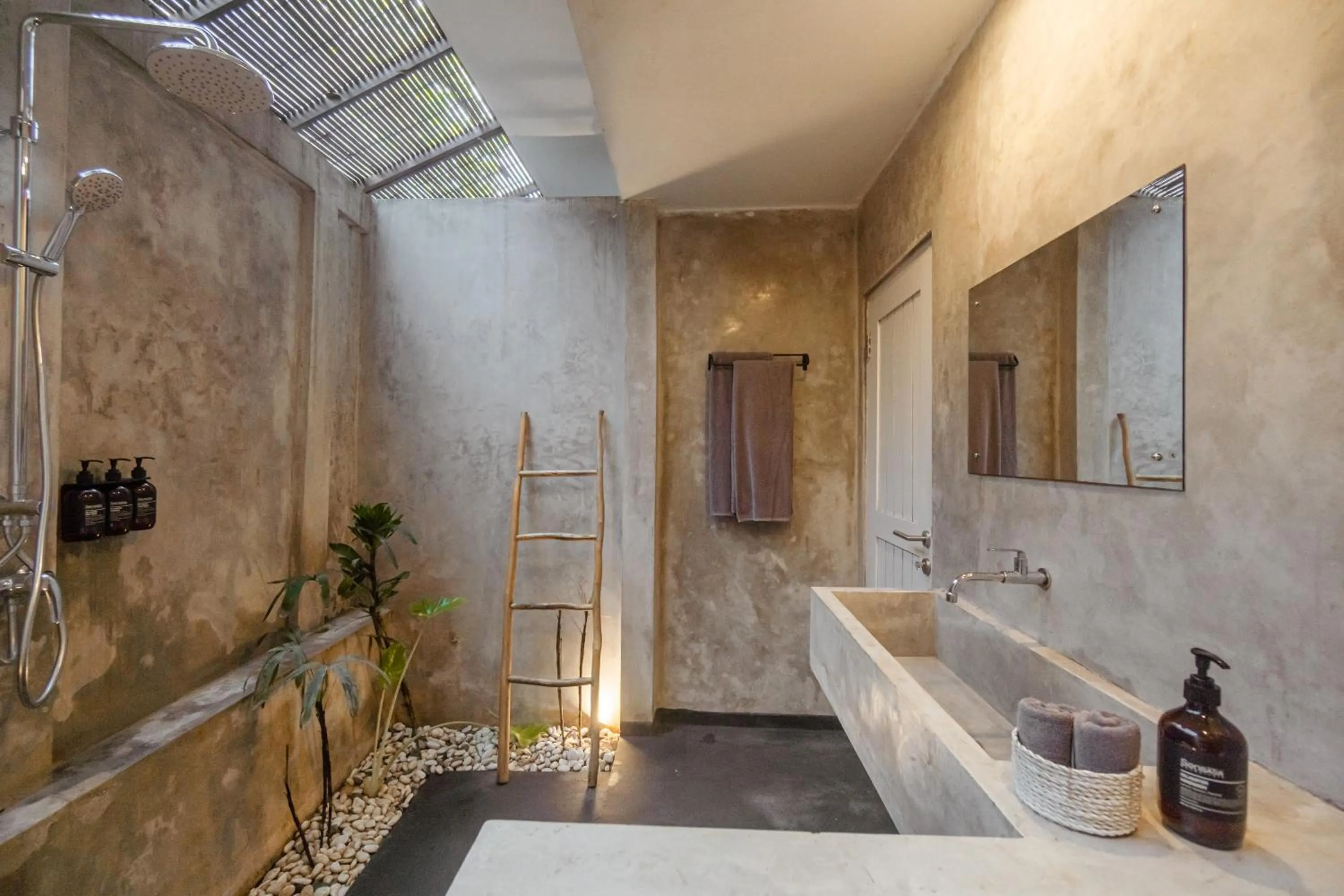 Bathroom in The Room Padang-Padang