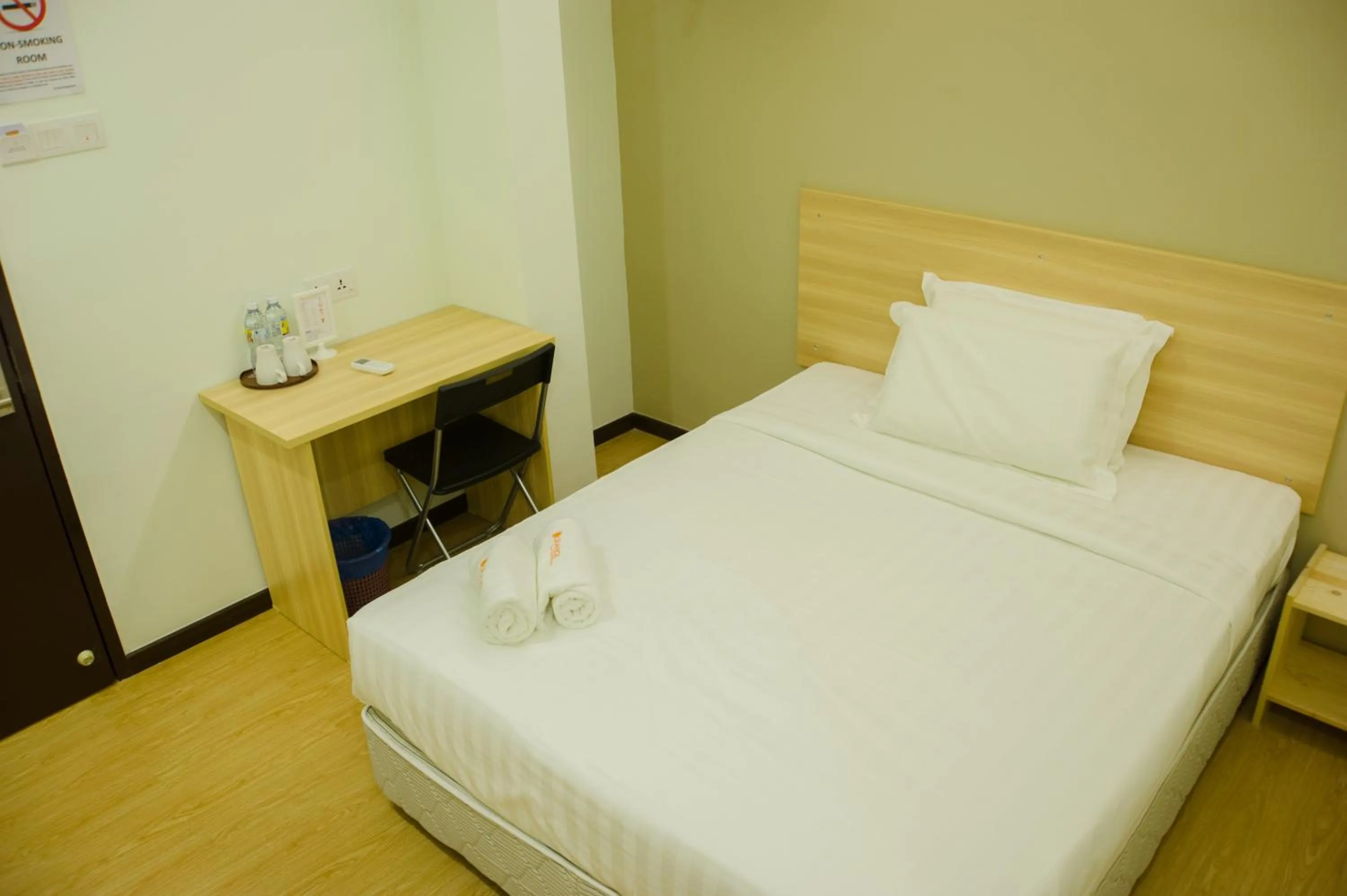 Photo of the whole room, Bed in 1 Orange Hotel Sungai Buloh