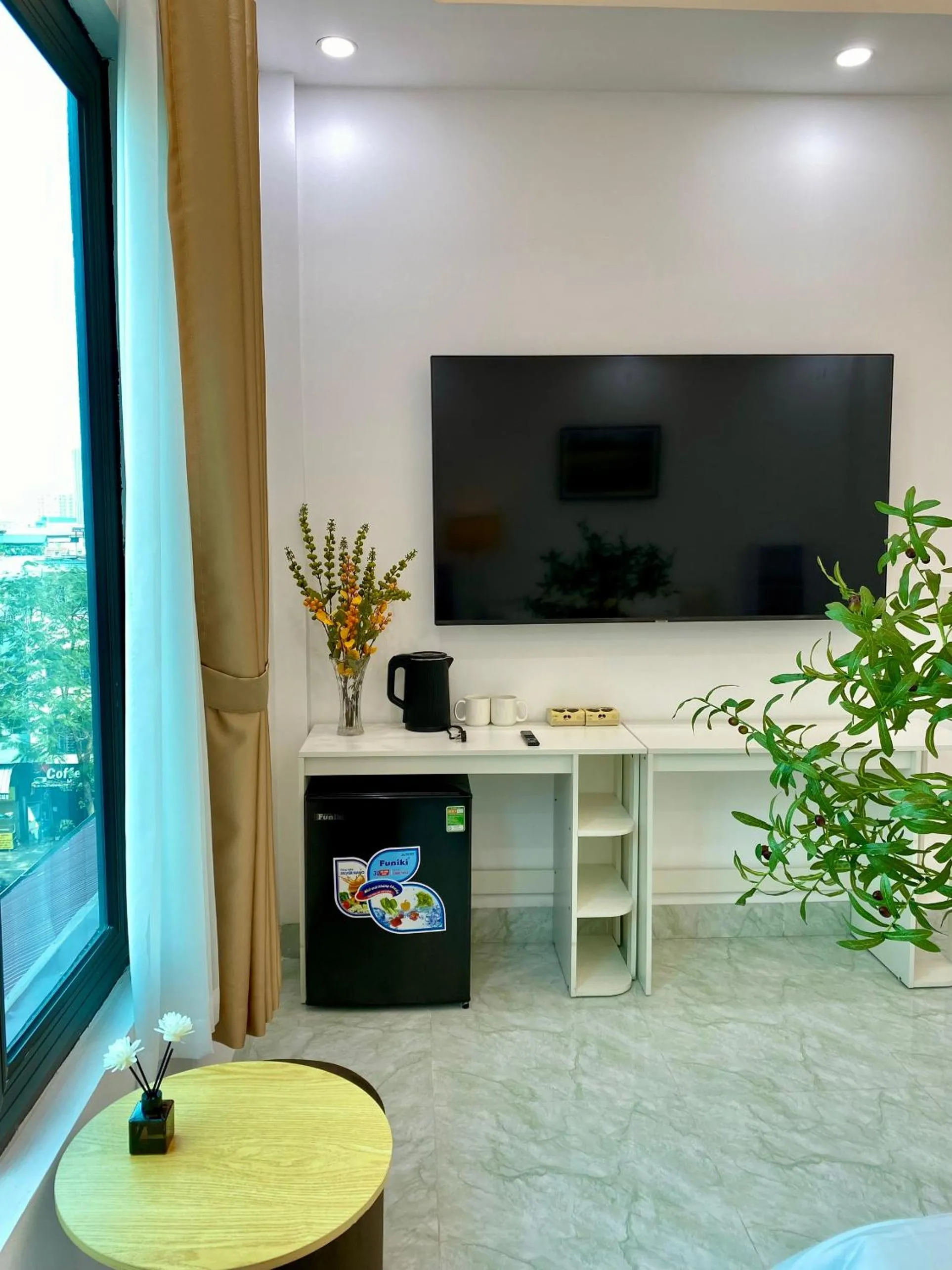 Communal lounge/ TV room in Grand C Homestay