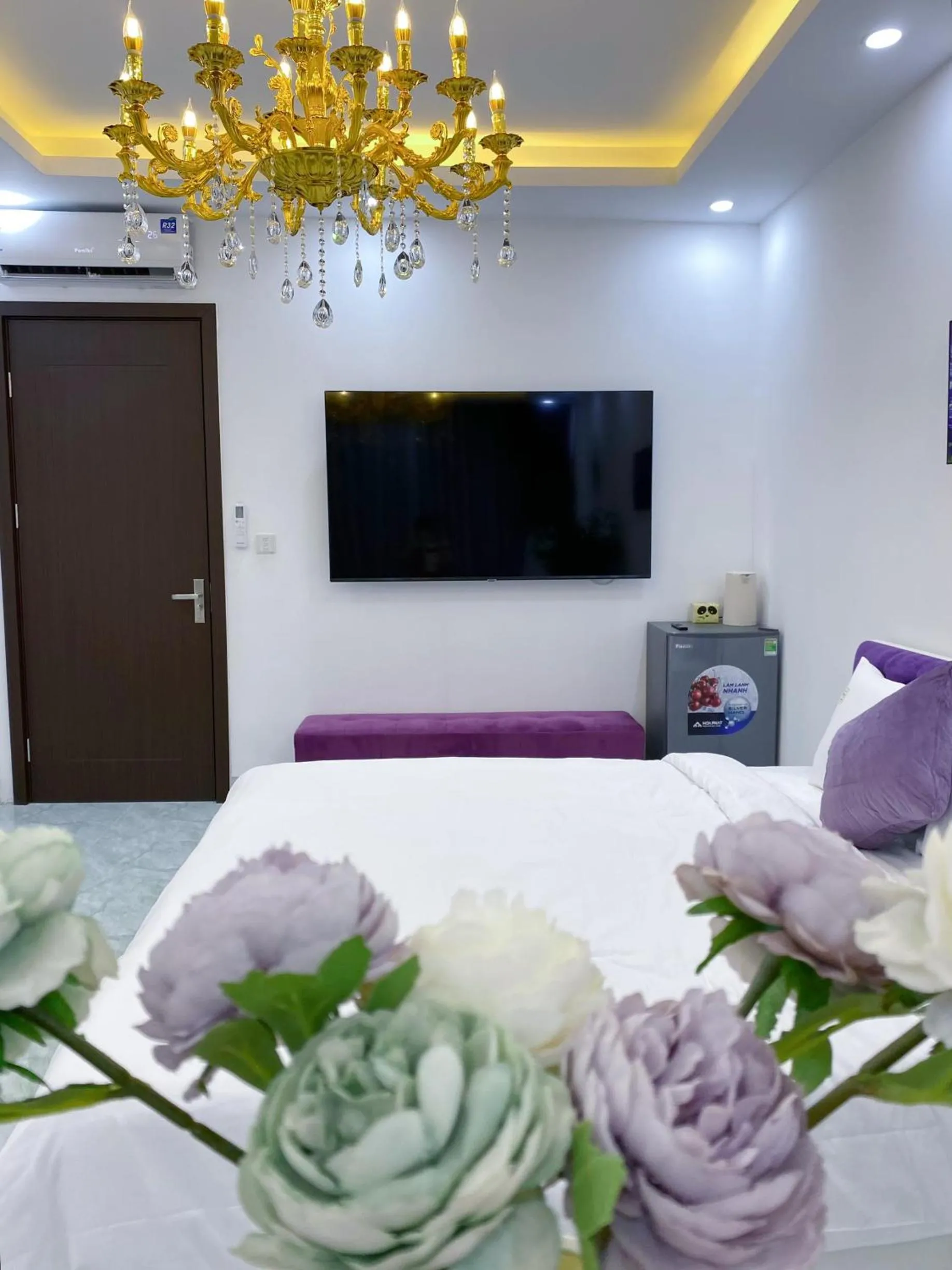 Communal lounge/ TV room, Bed in Grand C Homestay