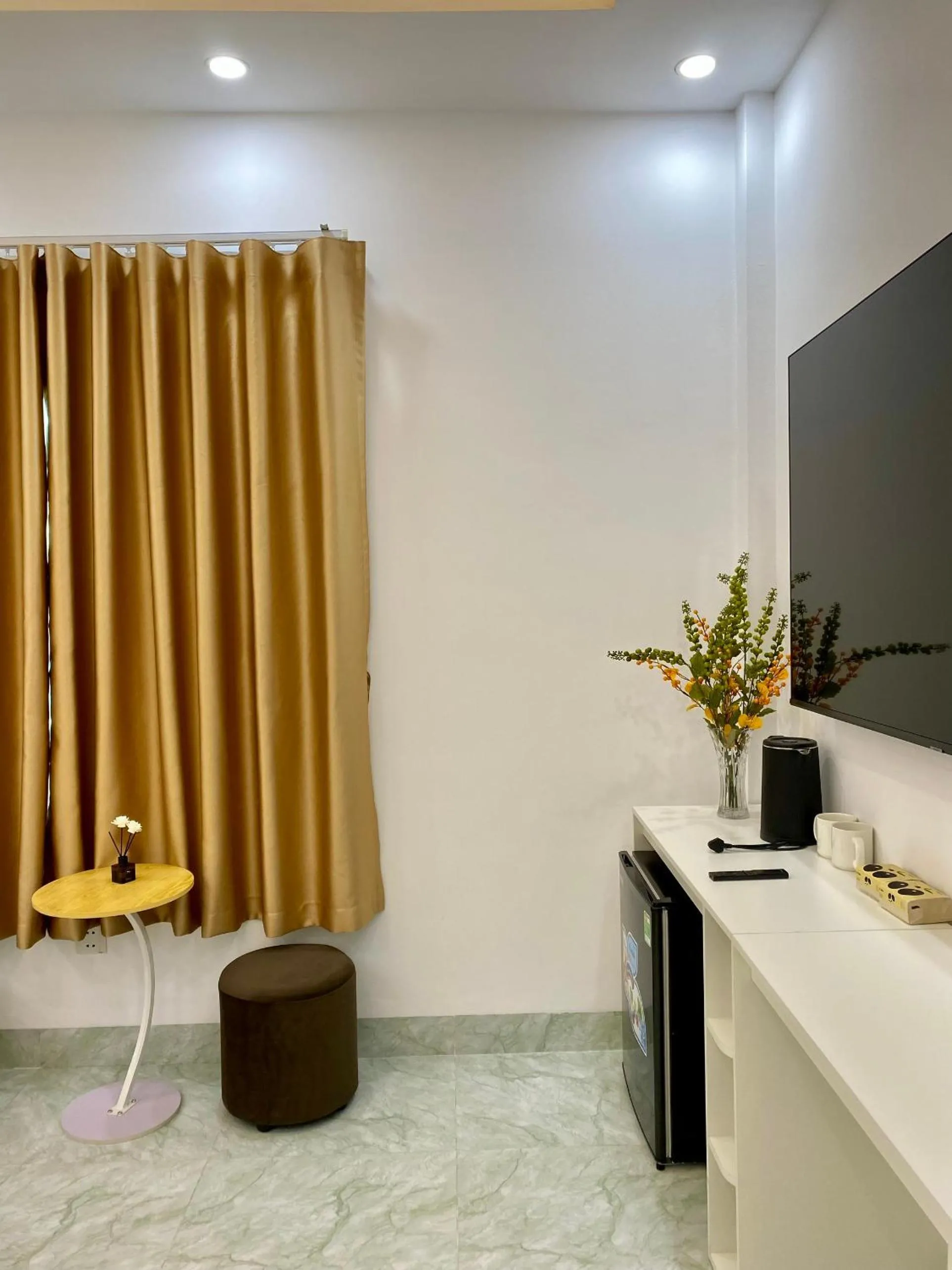 Communal lounge/ TV room in Grand C Homestay