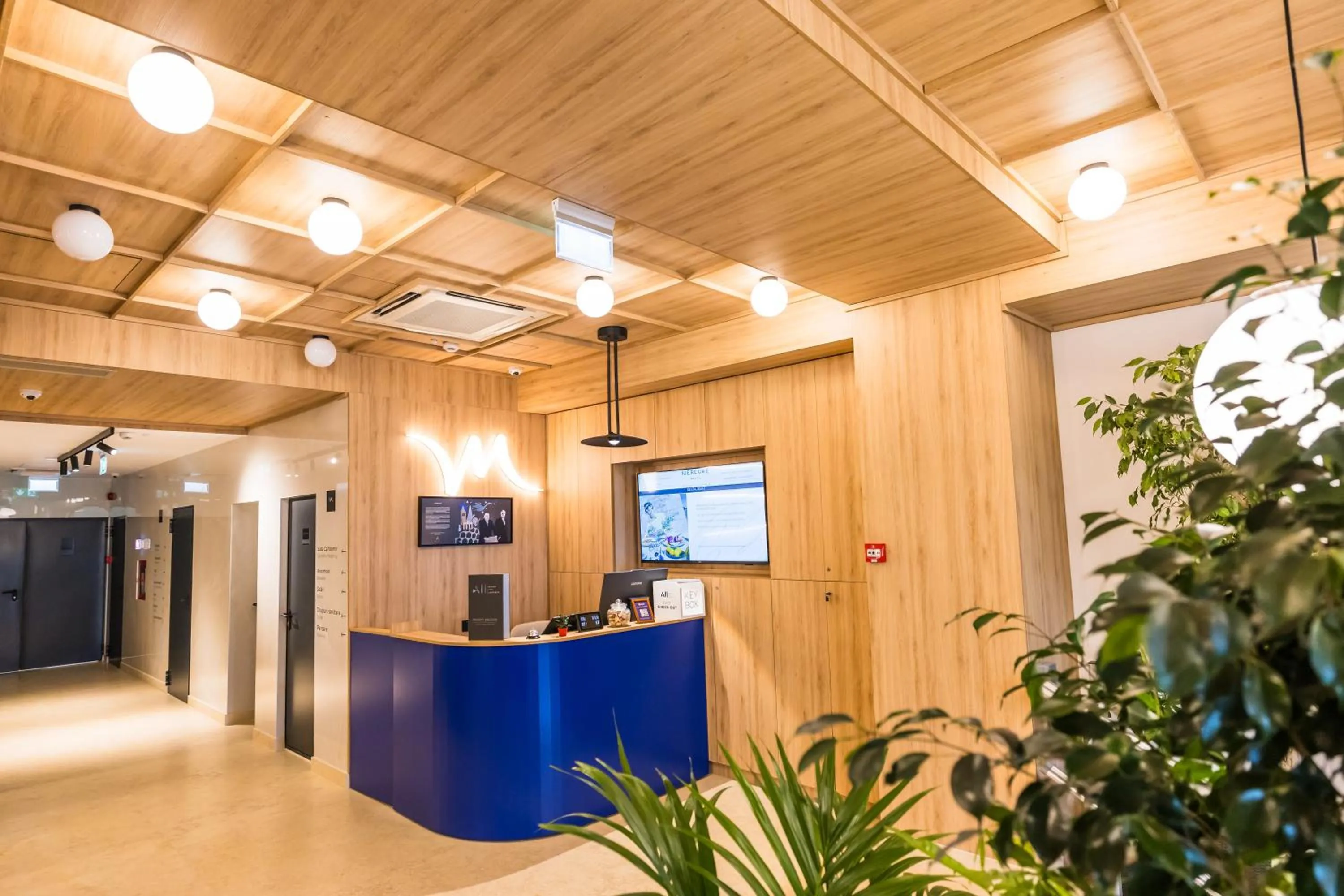 Lobby or reception in Mercure Bucharest Cantemir