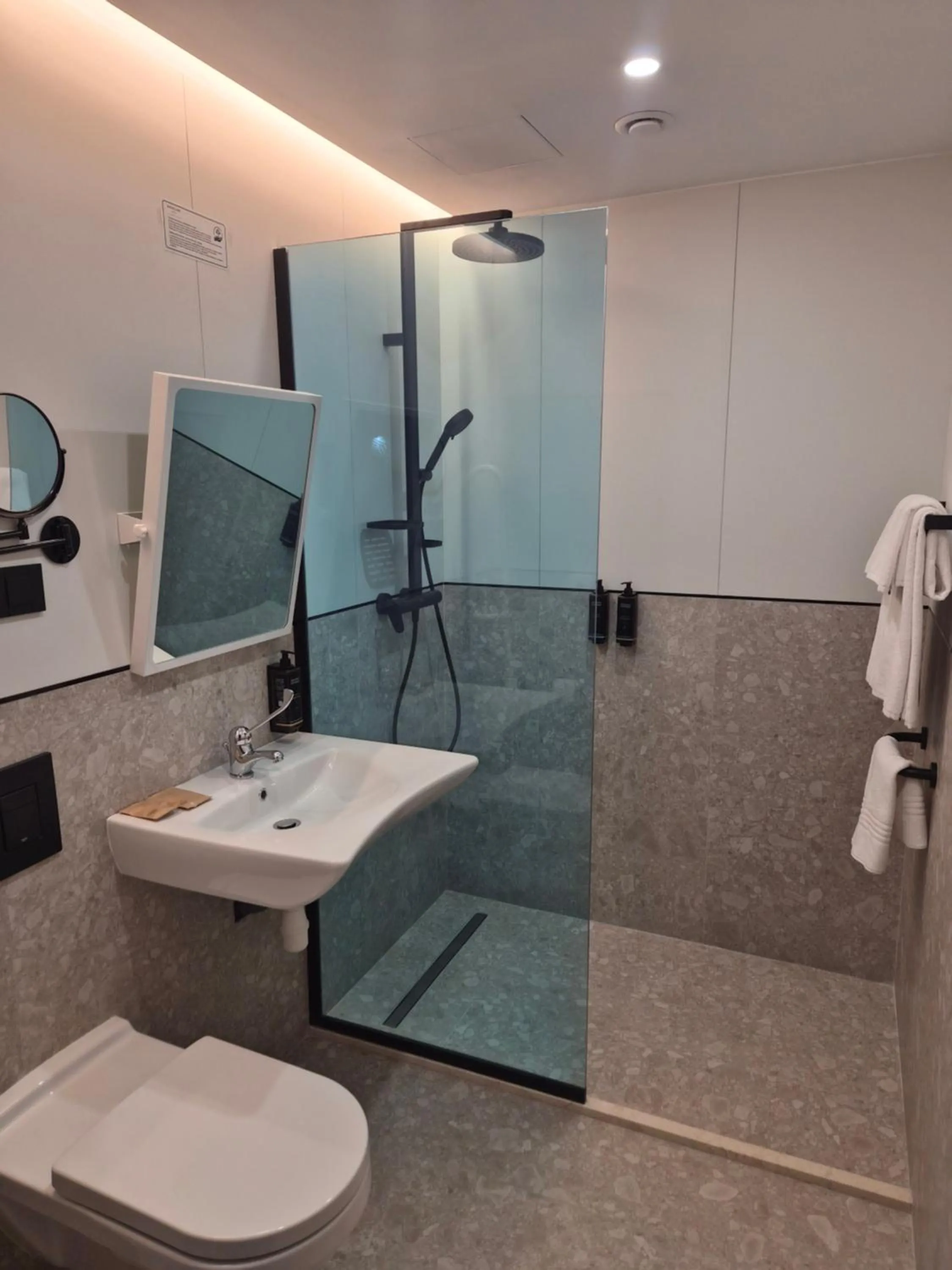 Bathroom in Mercure Bucharest Cantemir