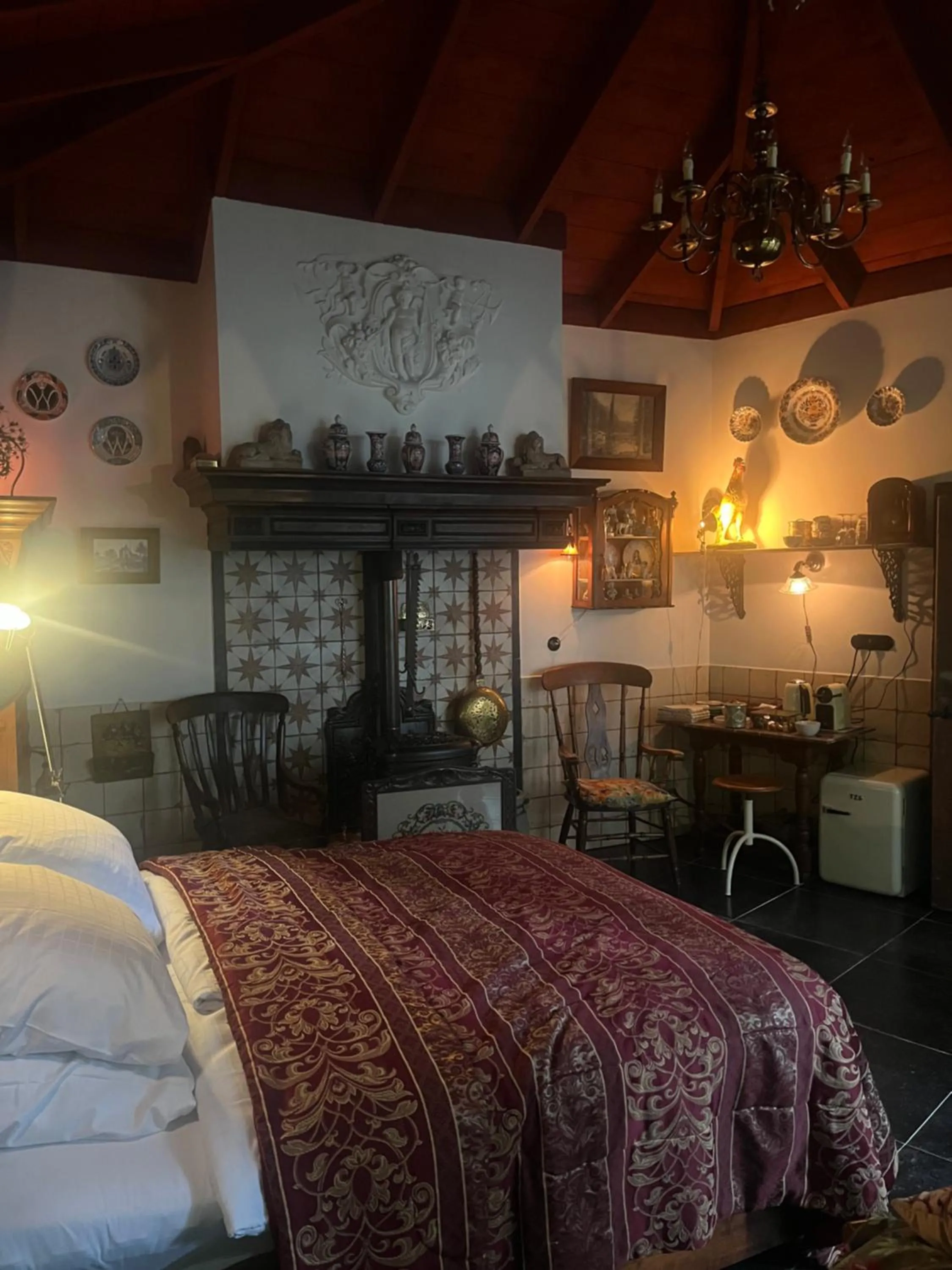 Bed in Deventer Heritage en Boutique B&B, museumhuis "De Worp", het huis met de theekoepel, logeren in authentiek historisch erfgoed